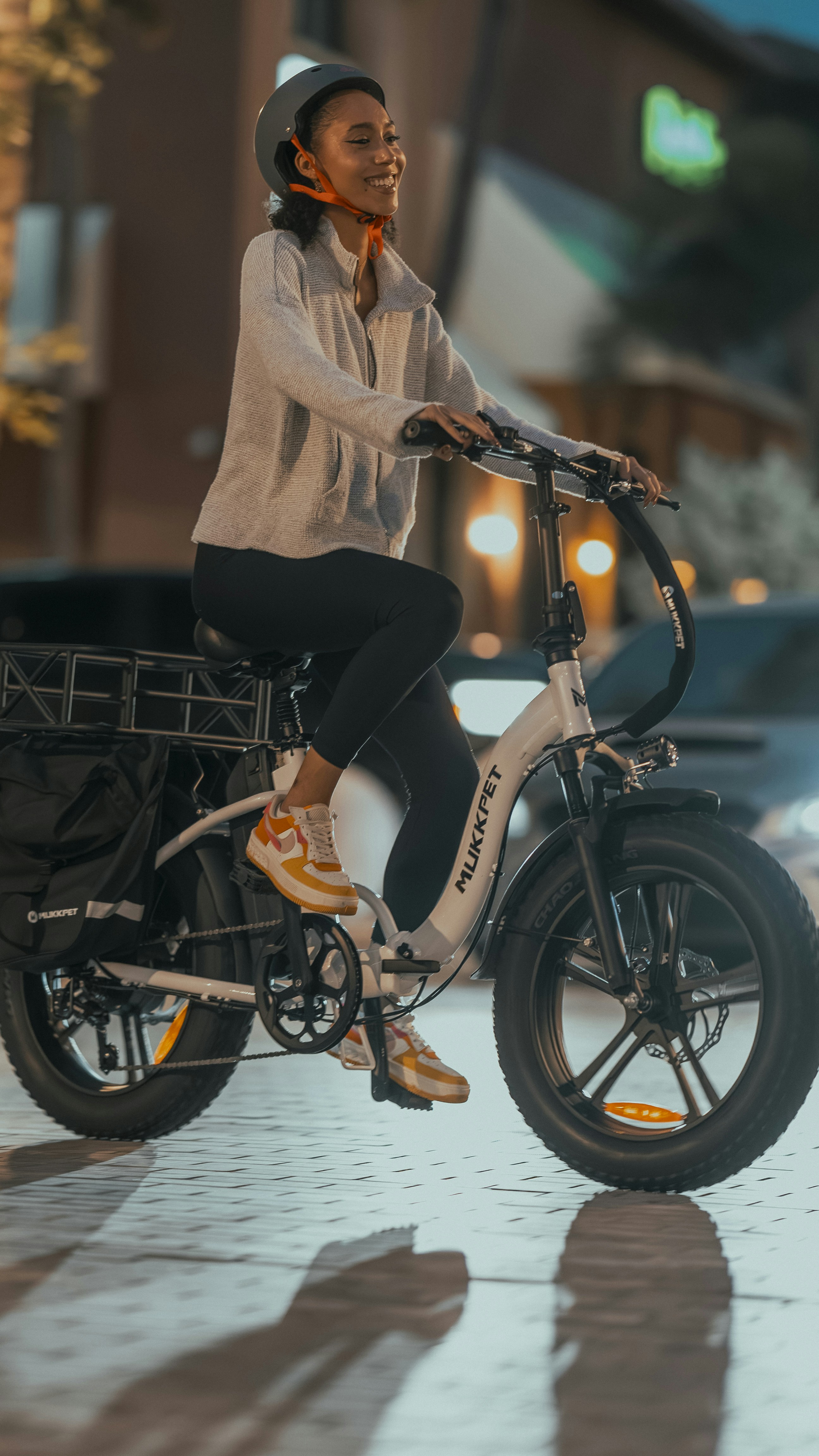 una mujer montando en bicicleta en una calle de la ciudad