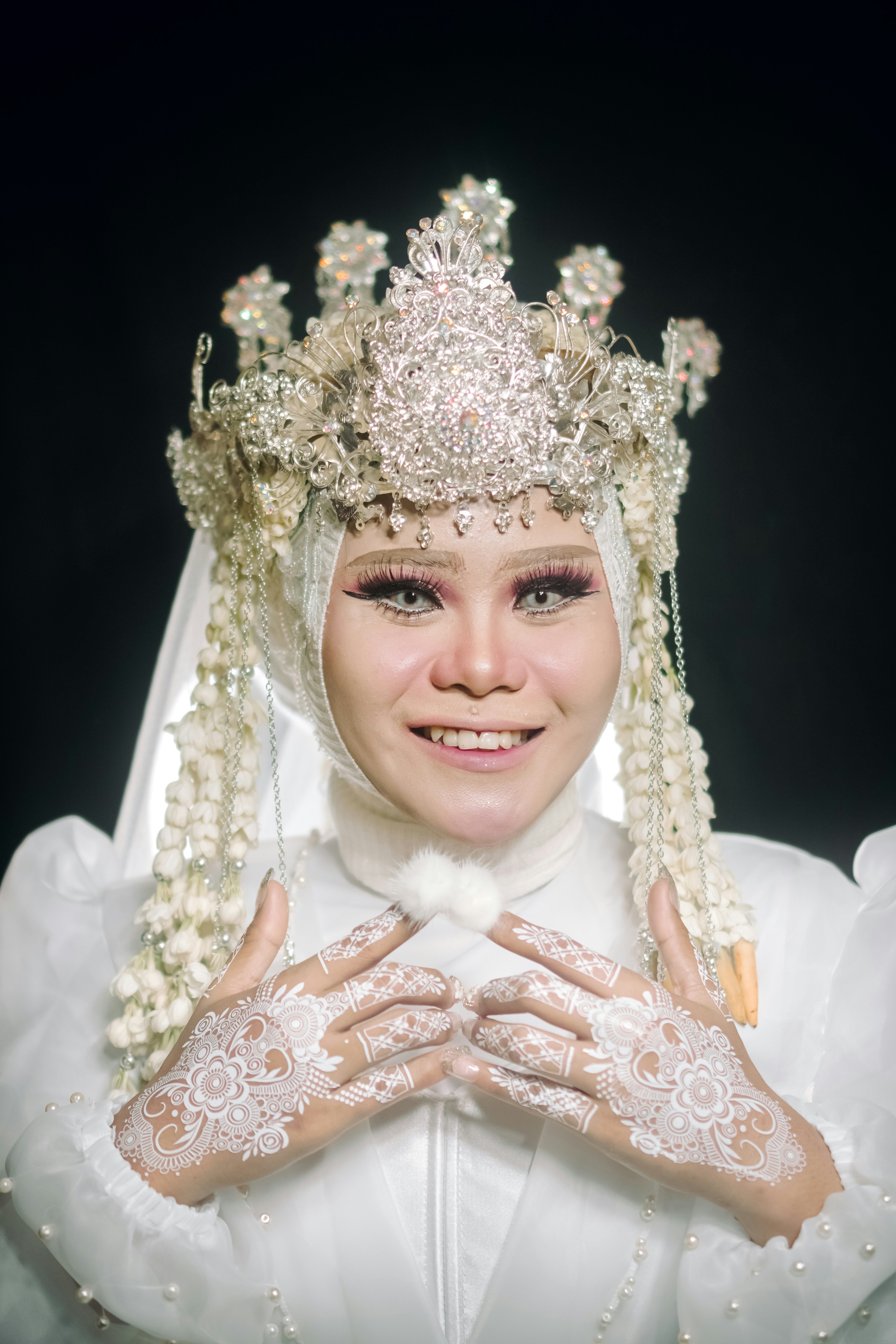 seorang wanita mengenakan gaun putih dan tiara
