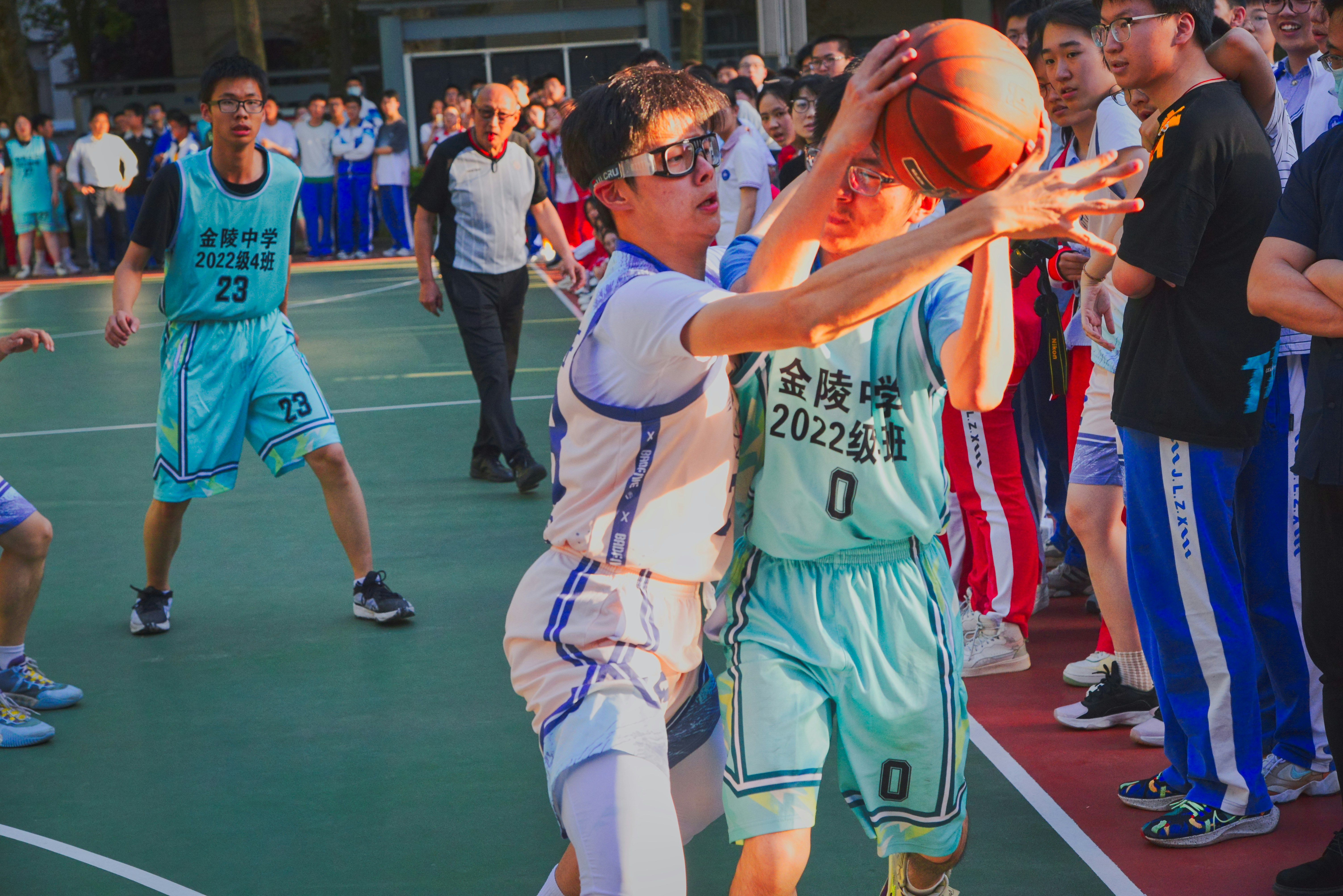 Adolescentes ganan liga de baloncesto con un solo jugador en la cancha