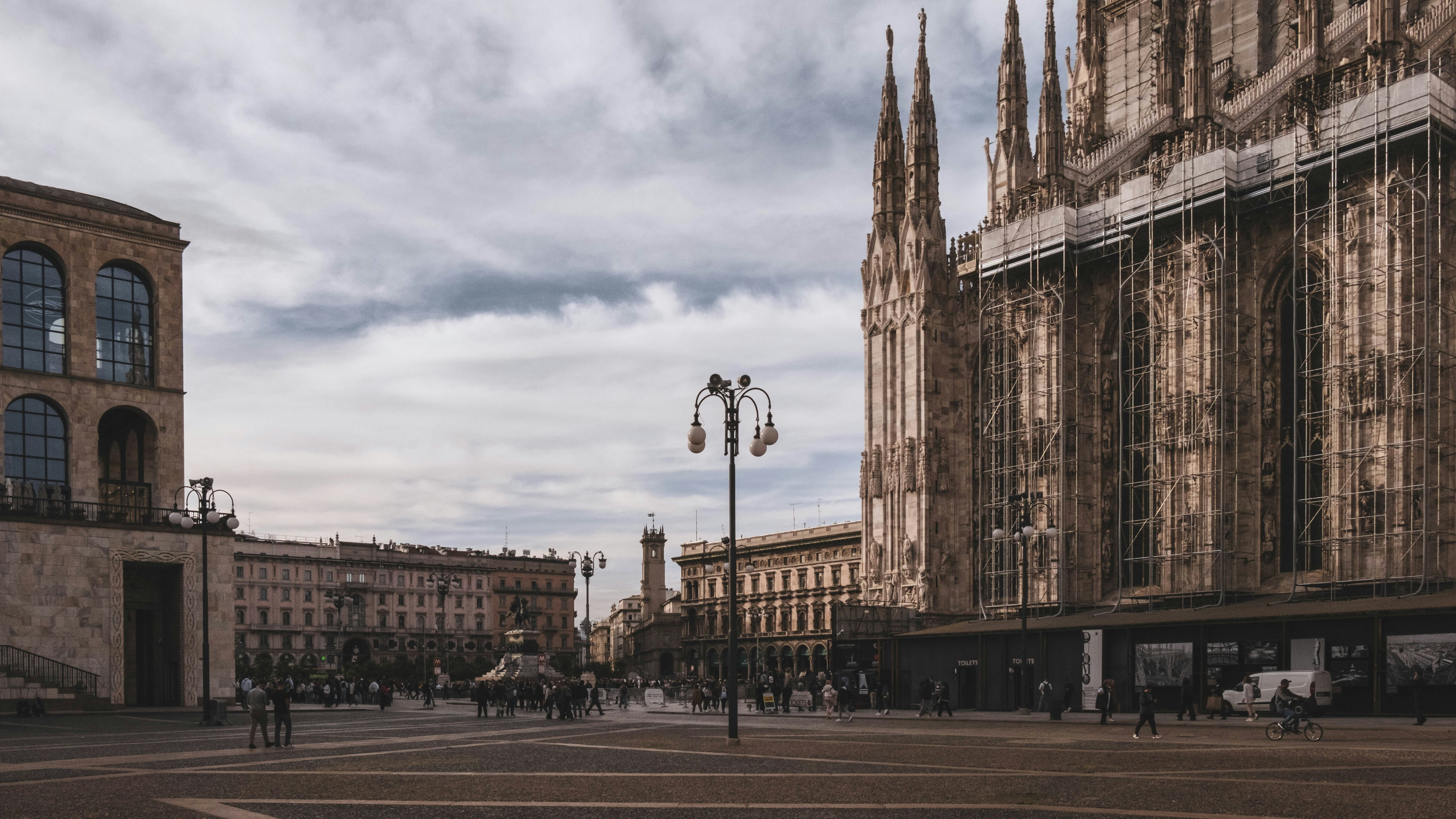 ein Stadtplatz mit einem Uhrenturm im Hintergrund
