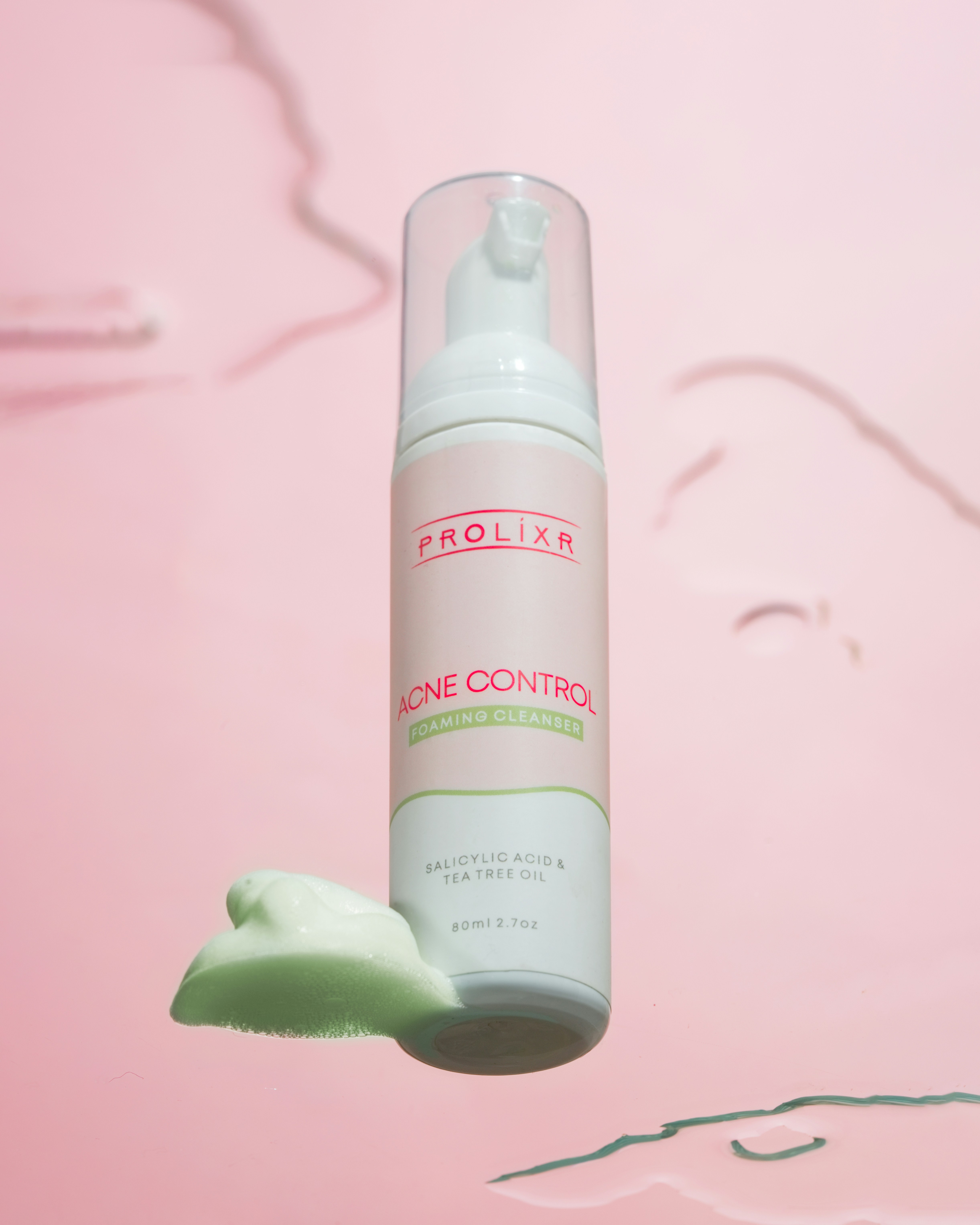 Frasco de esencia facial sobre fondo rosa