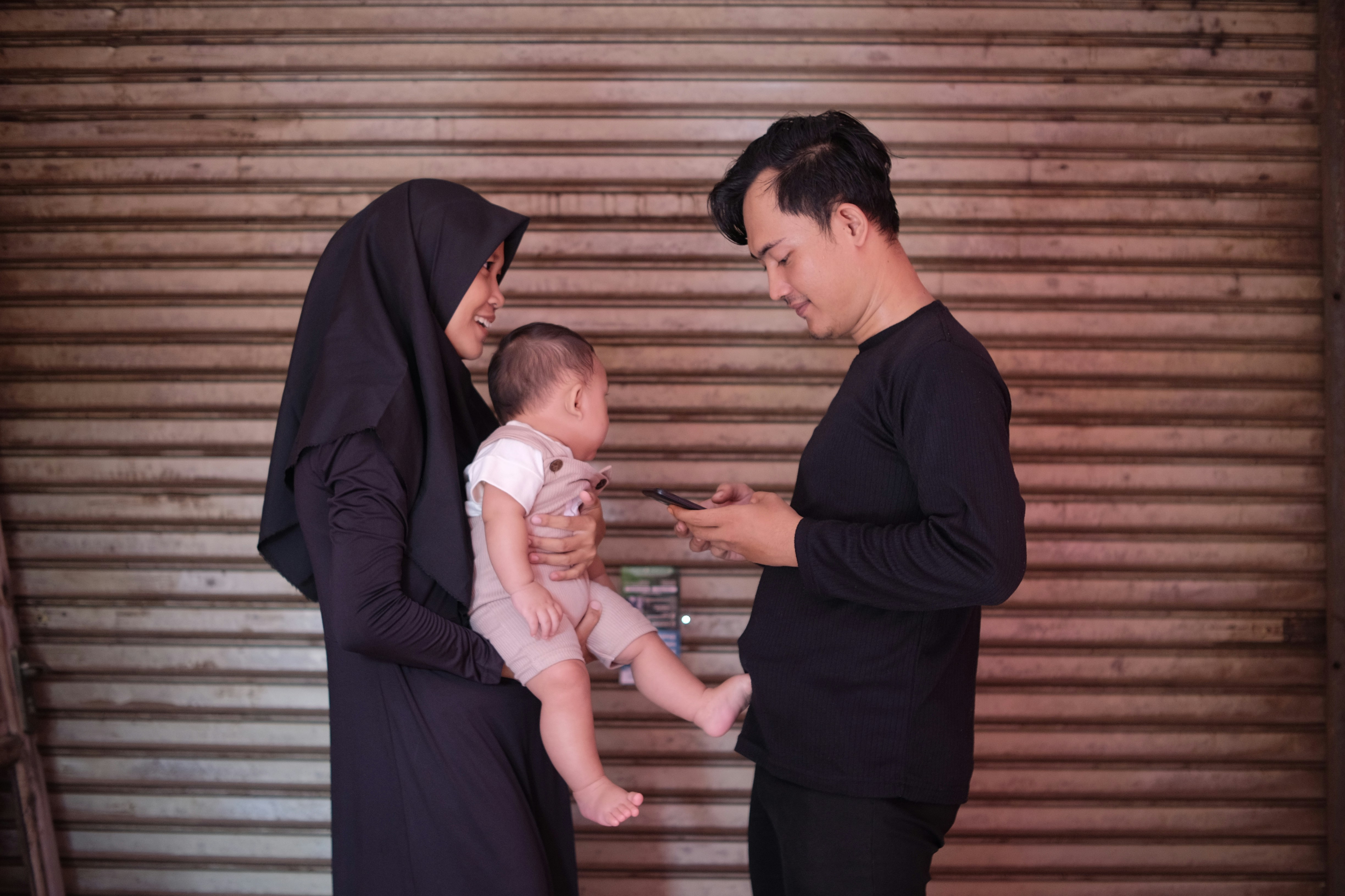 Beberapa orang yang menggendong bayi