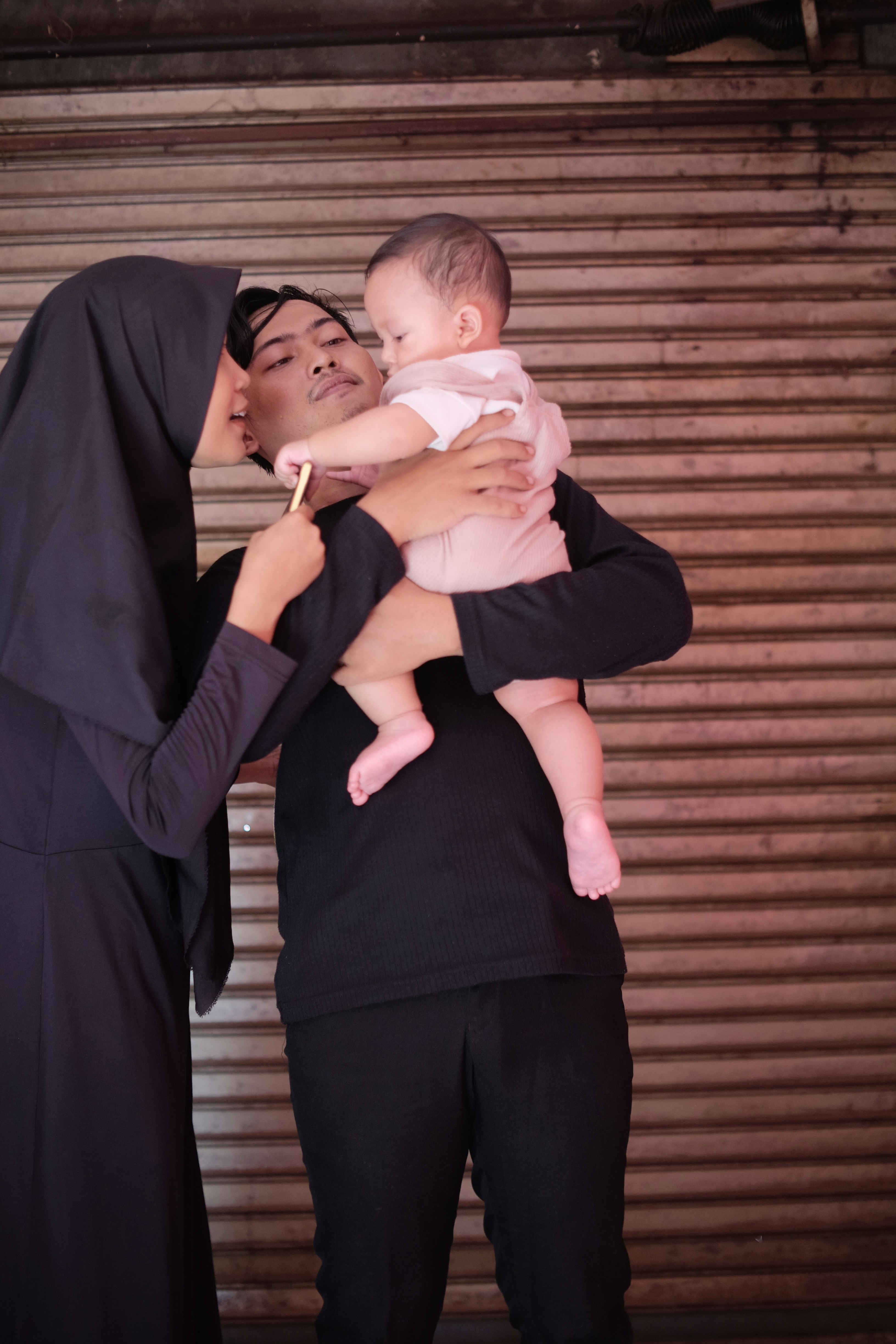 Seorang wanita menggendong bayi di pelukannya