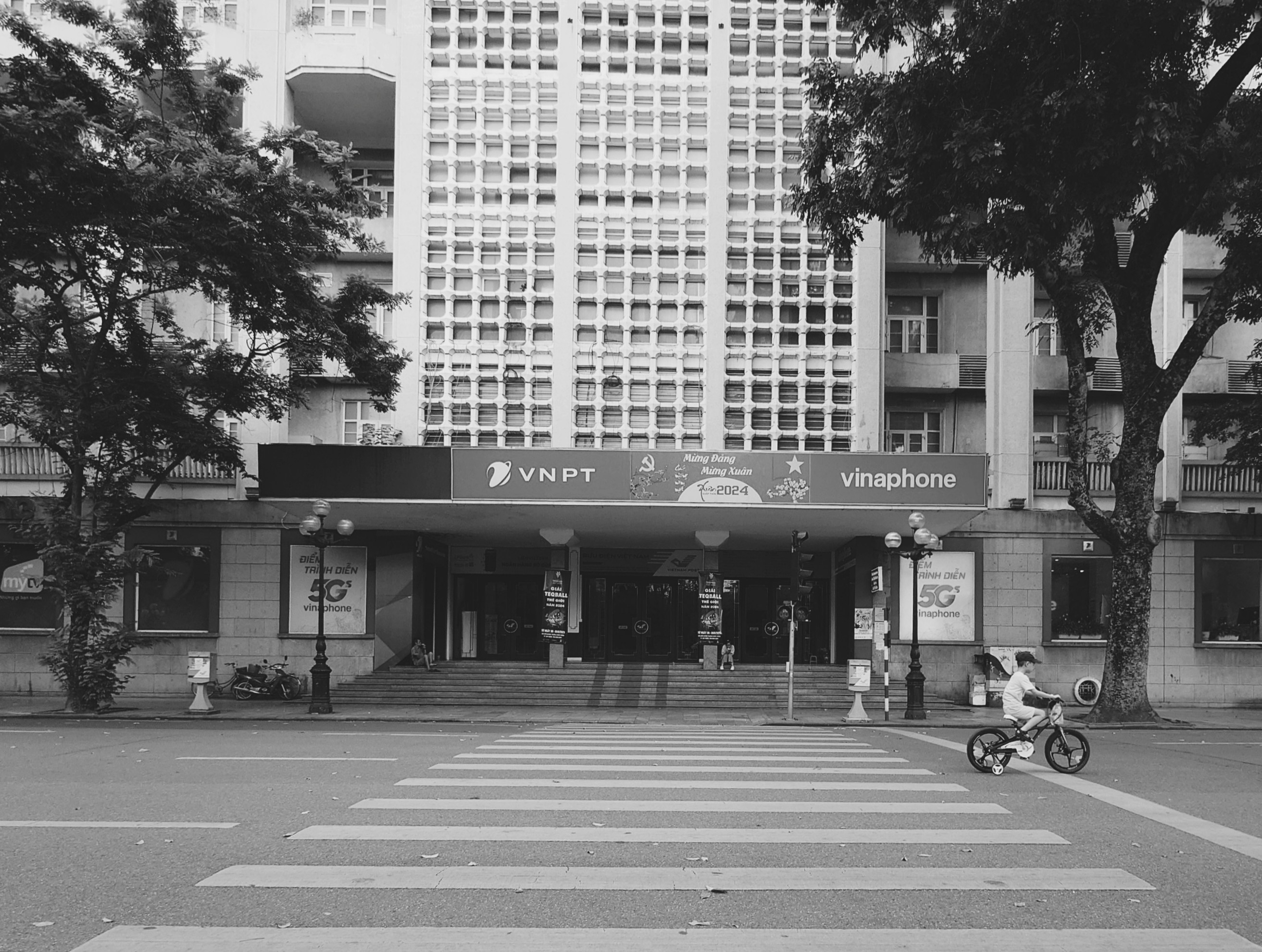 a black and white photo of a city building