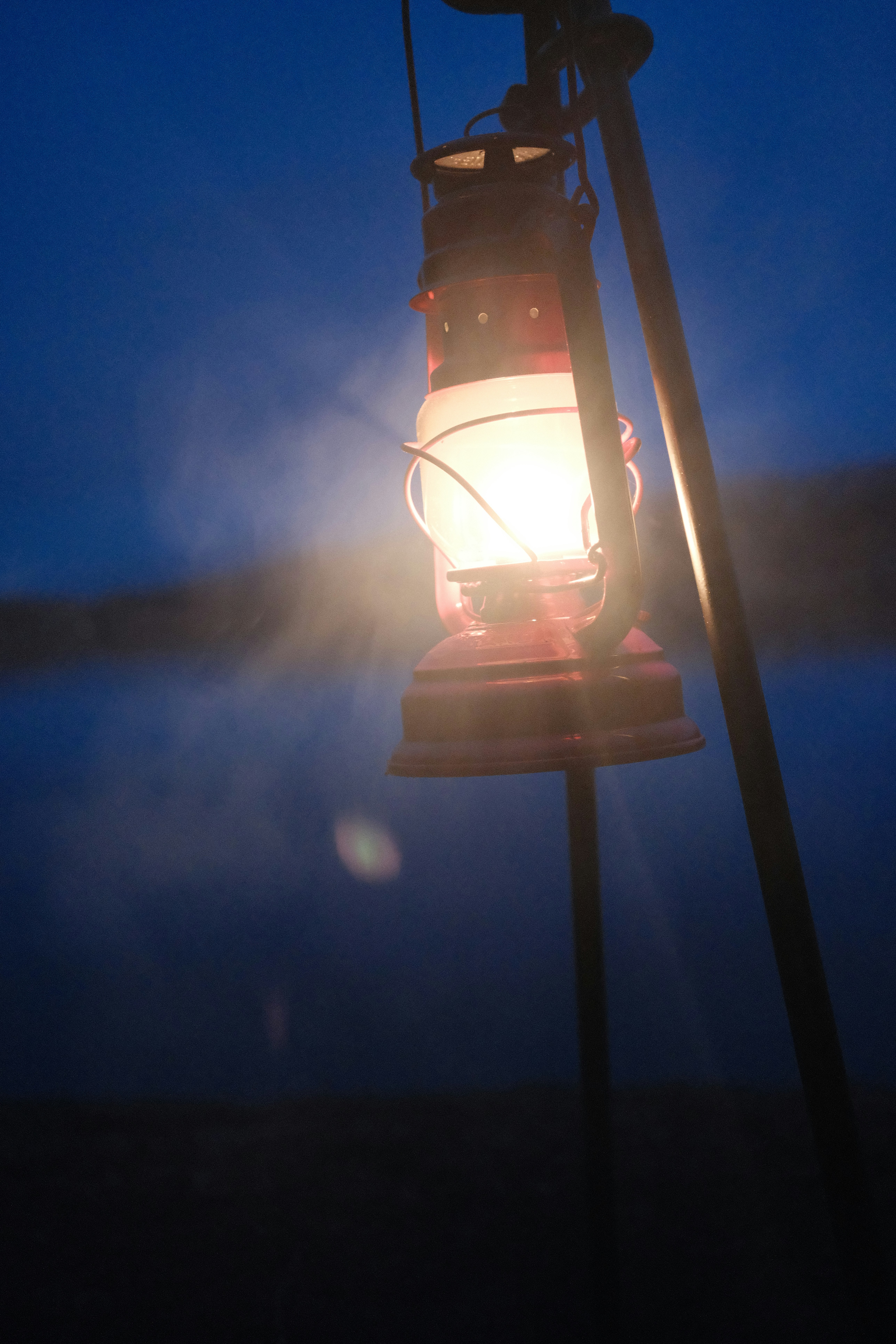 une lumière qui se trouve au sommet d’un poteau