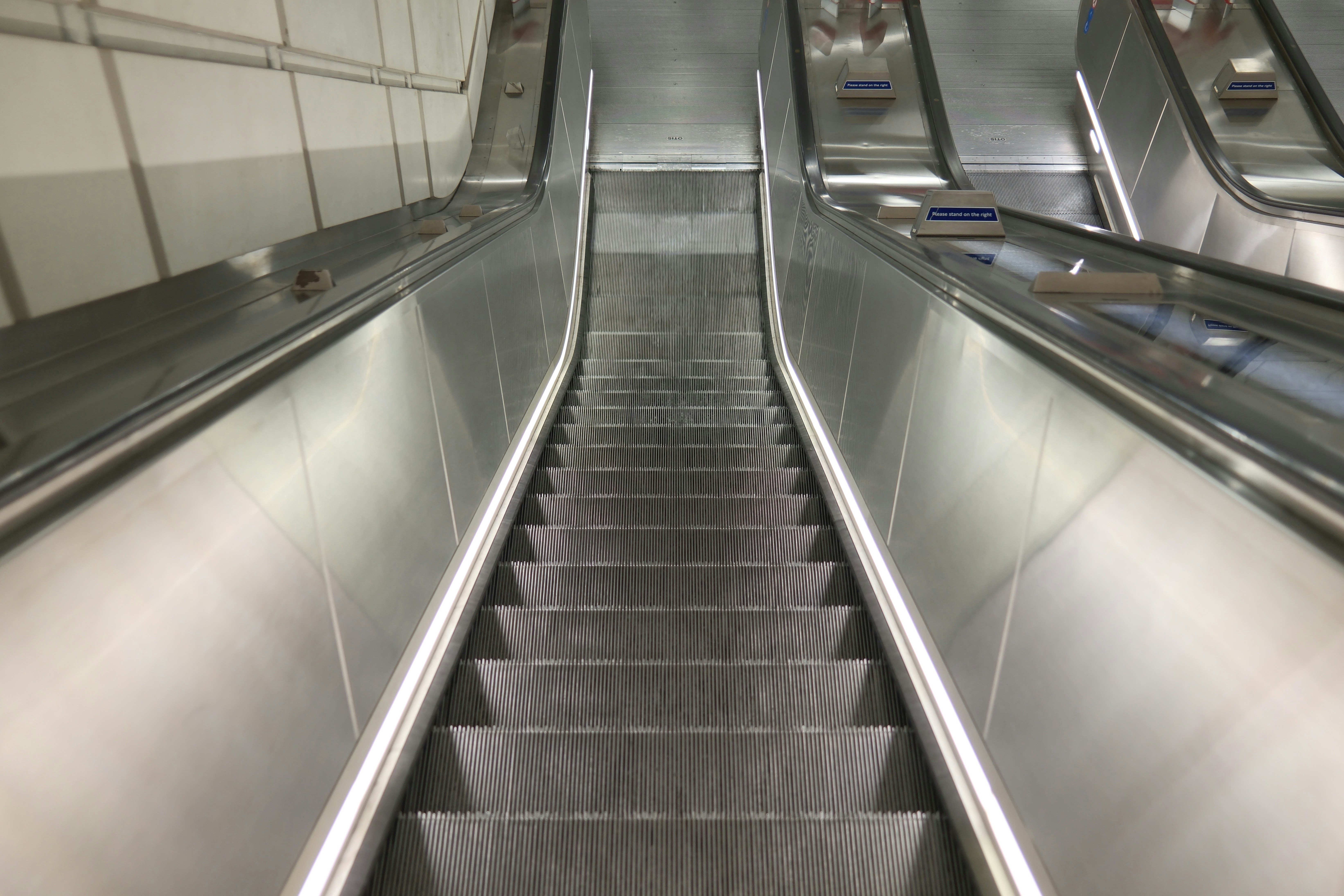 un escalator dans une station de métro avec des escaliers