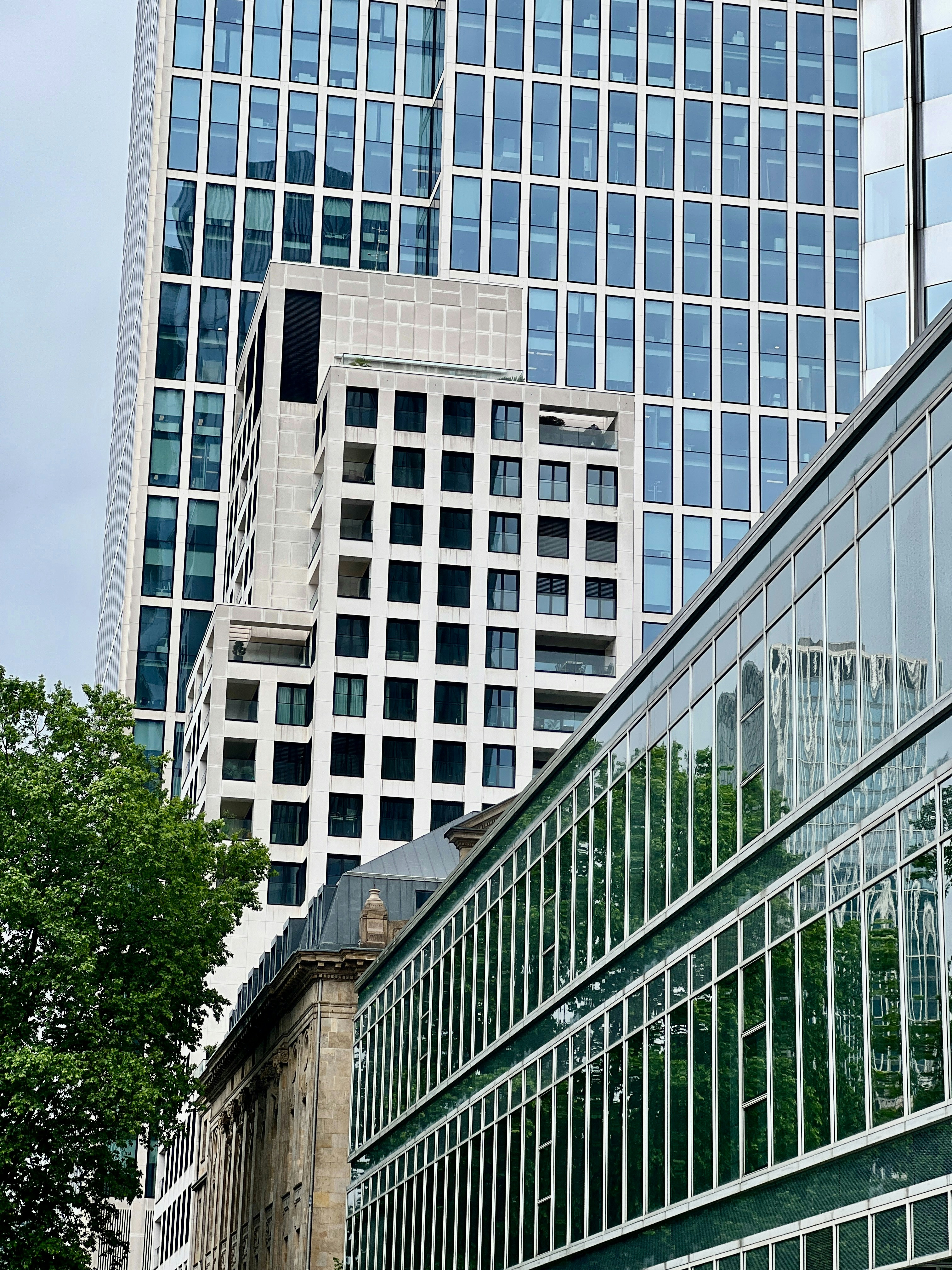 una torre de reloj frente a un edificio muy alto