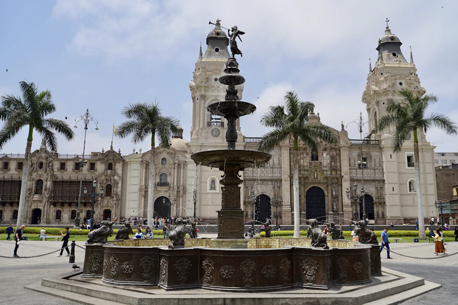 Plaza principal con fuente en un centro urbano