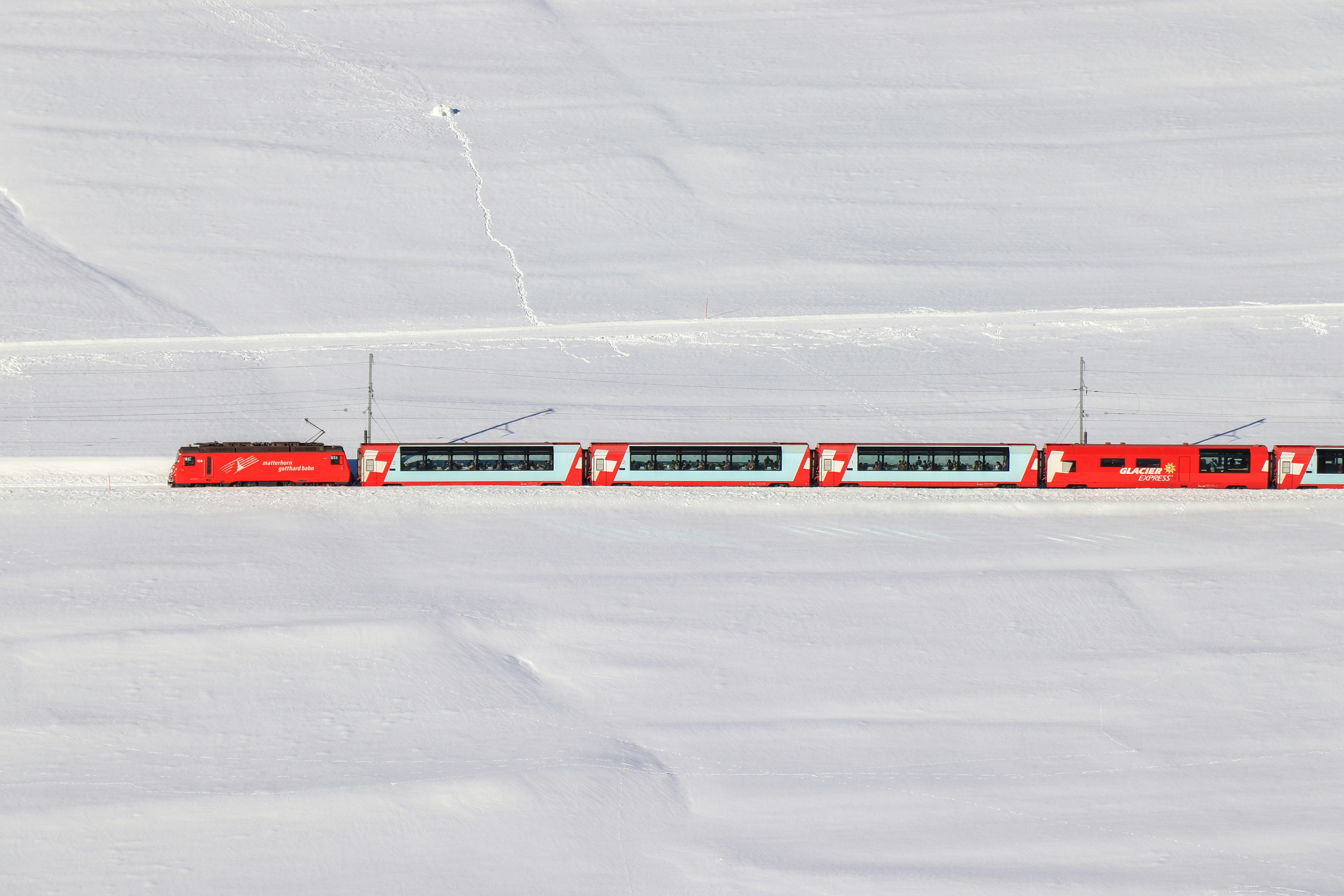 Glacier Express in den Bergen