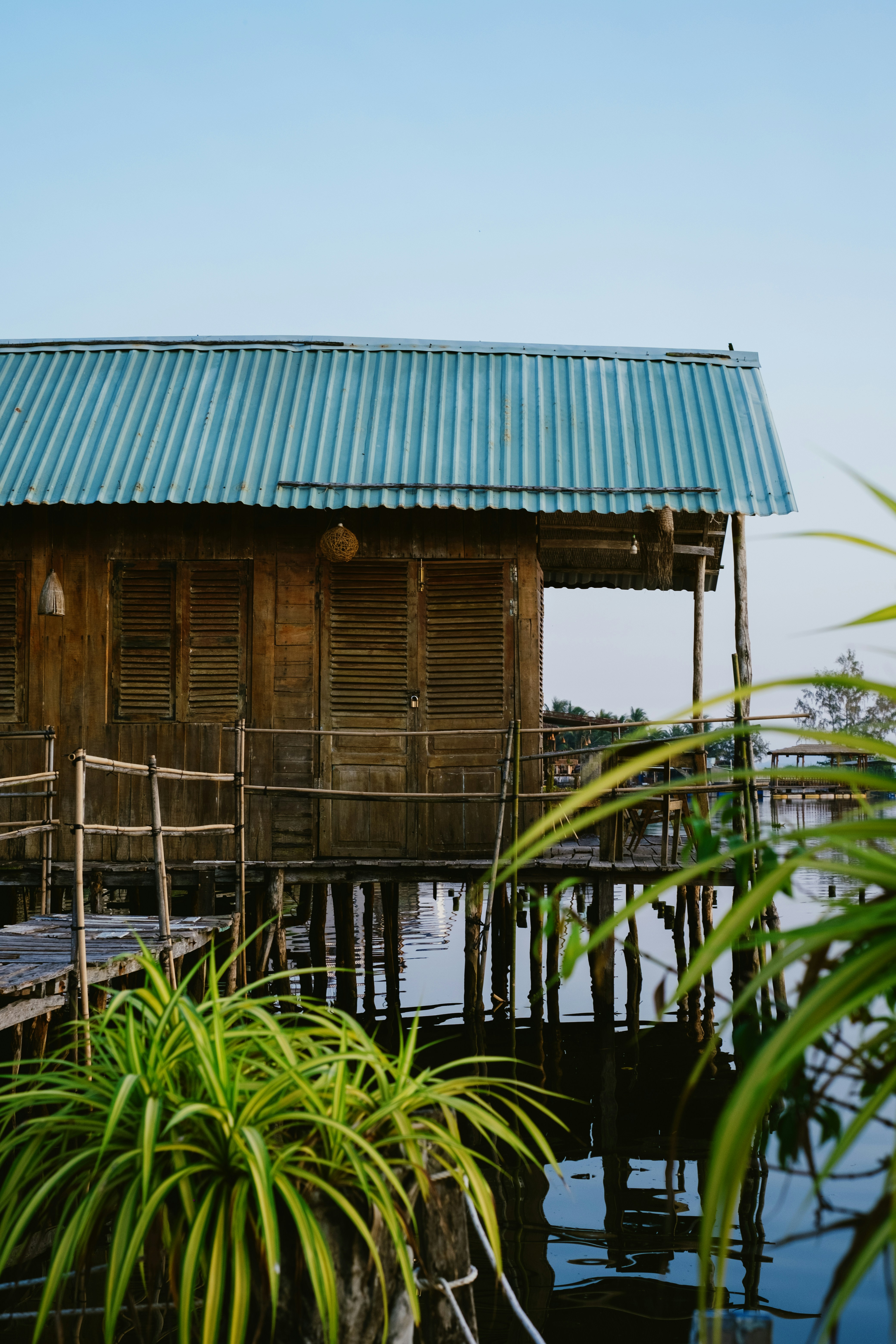 una casa de madera con un techo azul y un techo verde