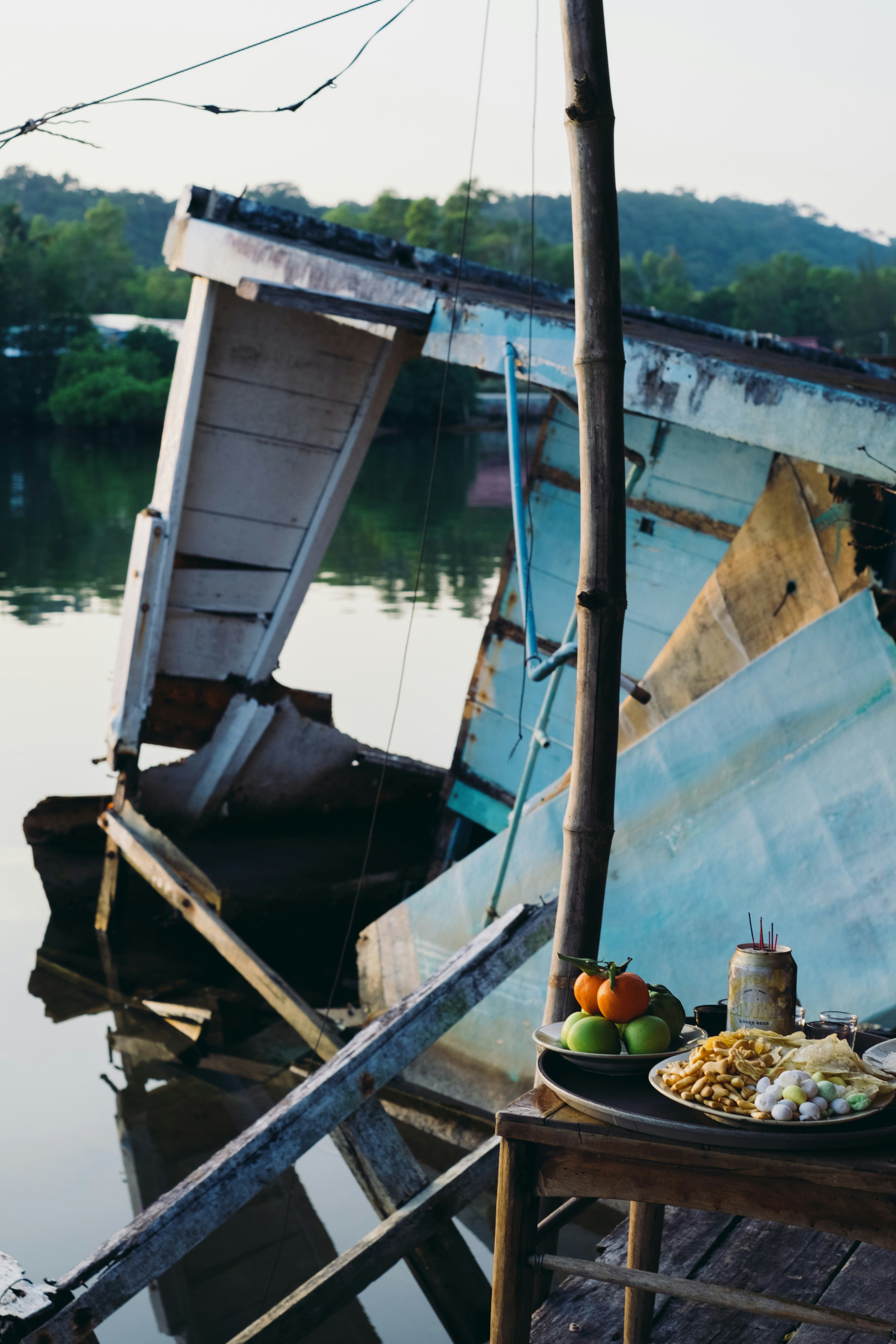 木製のテーブルの上に置かれた料理の皿