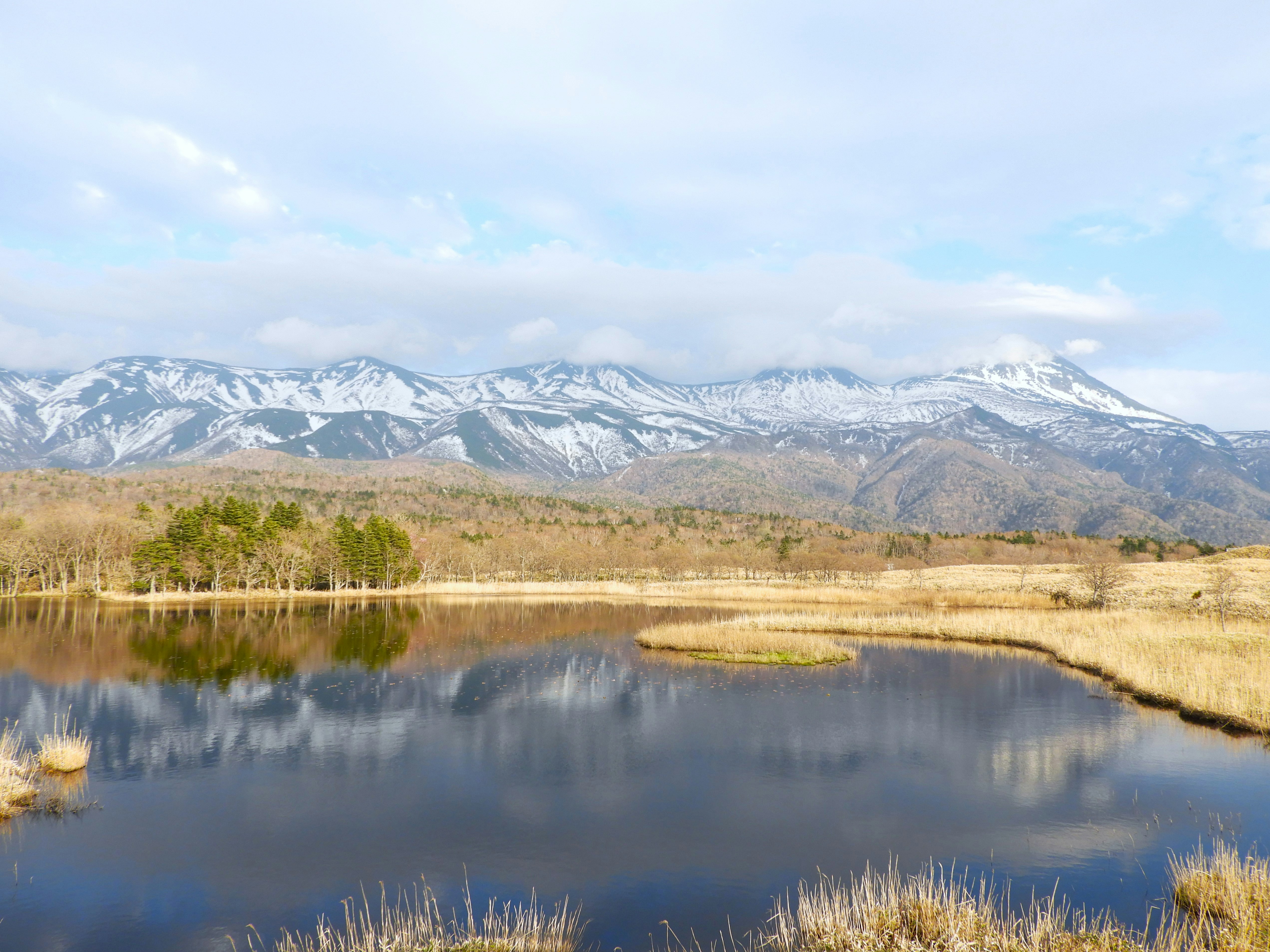 山々を背景にした野原に囲まれた湖