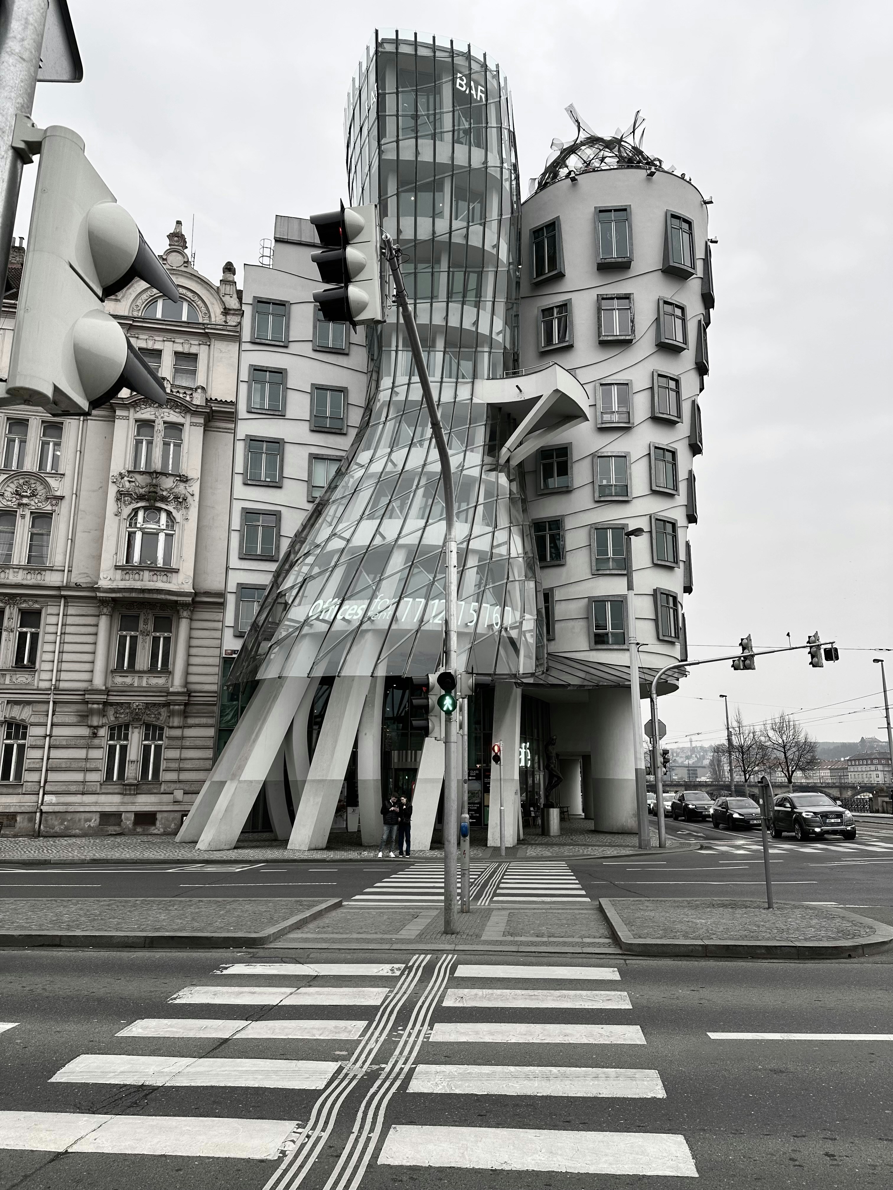 un très grand bâtiment avec un toit incurvé