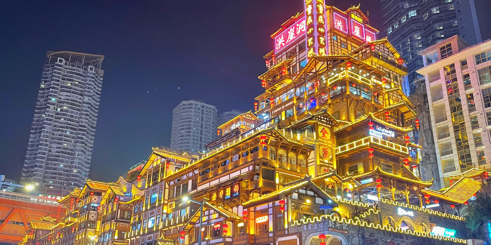 หงหยาต้ง ฉงชิ่ง — ตึกโบราณเรืองแสงสีทองยามค่ำคืน