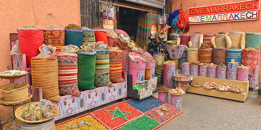 Boutique colorée du souk de Marrakech avec articles traditionnels