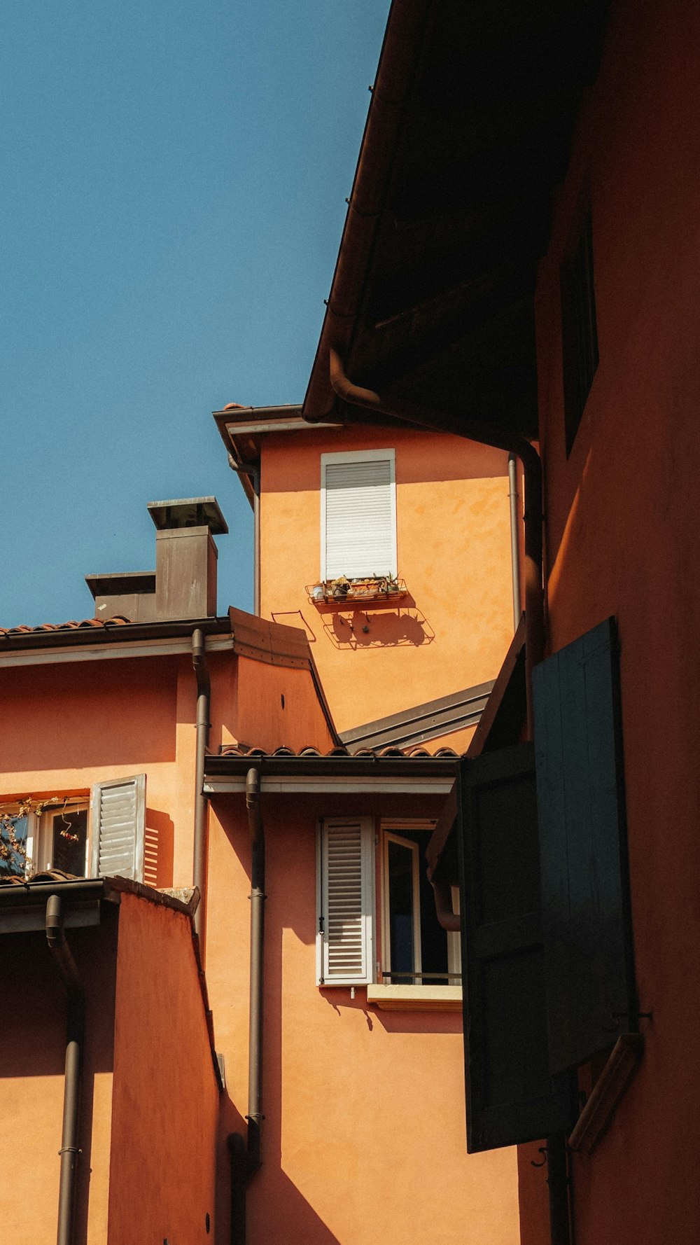 셔터와 시계탑이 있는 주황색 건물