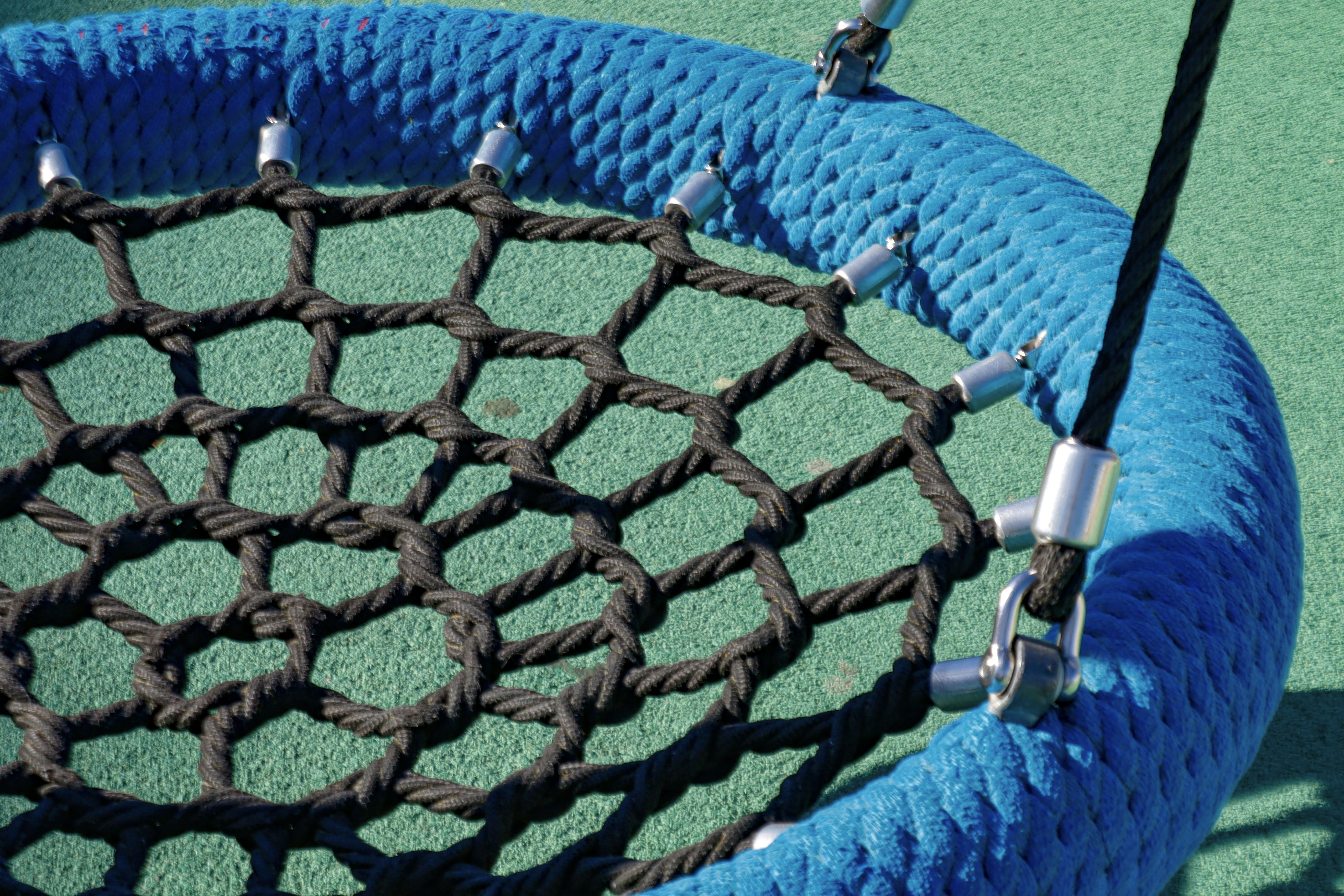 un primo piano di una rete da tennis su un campo