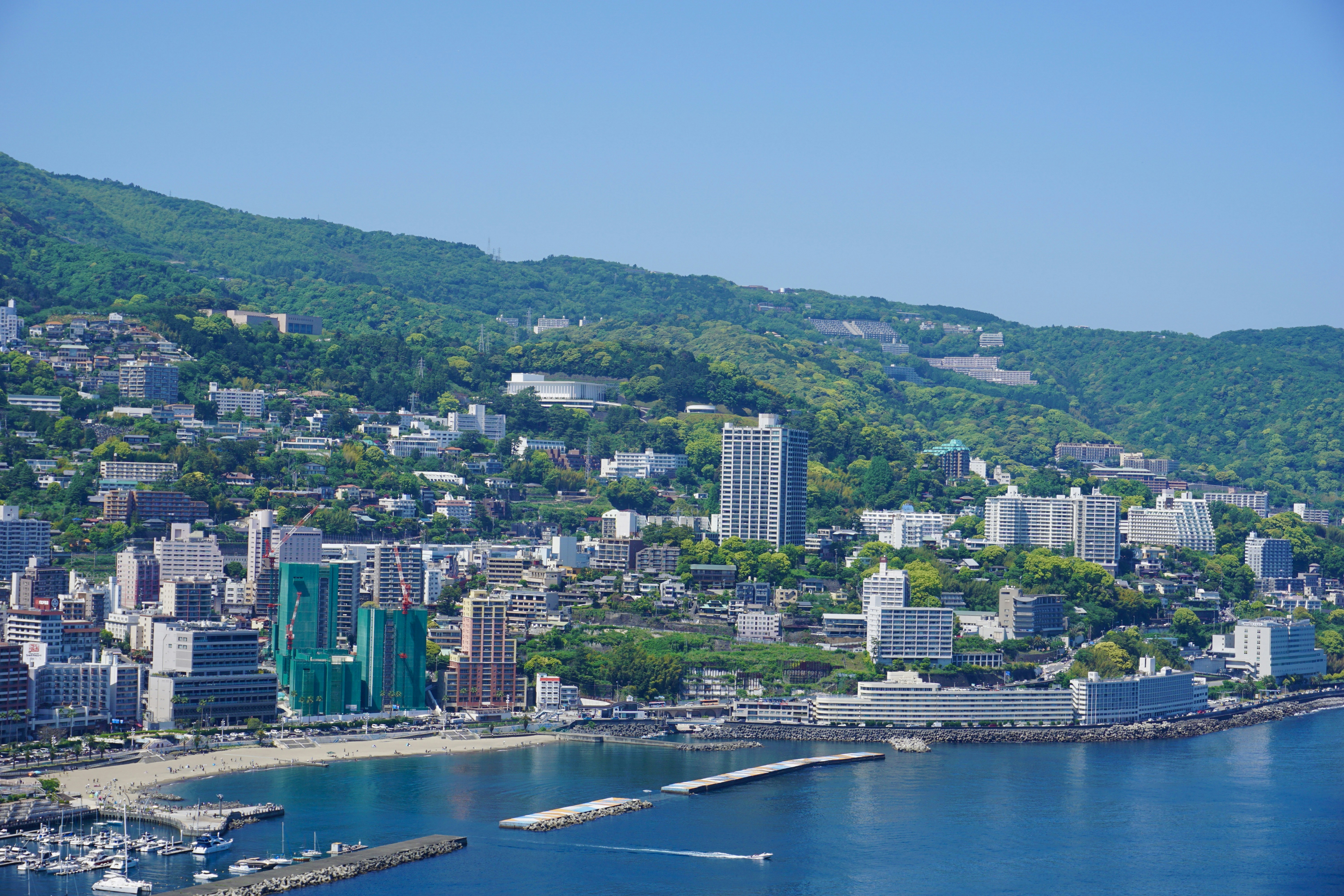 배경에 도시가 있는 큰 수역