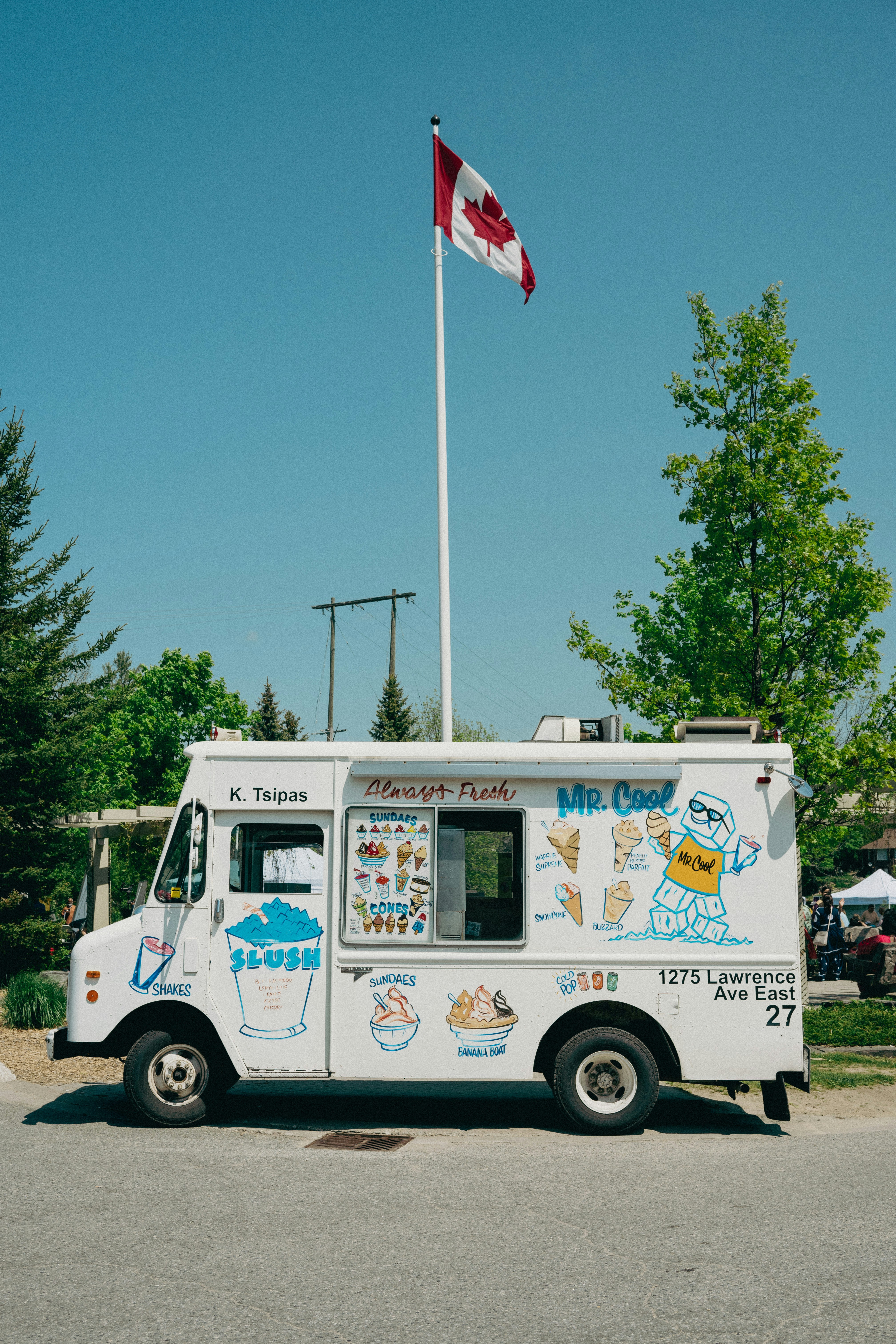 Ein Imbisswagen mit einer kanadischen Flagge darauf