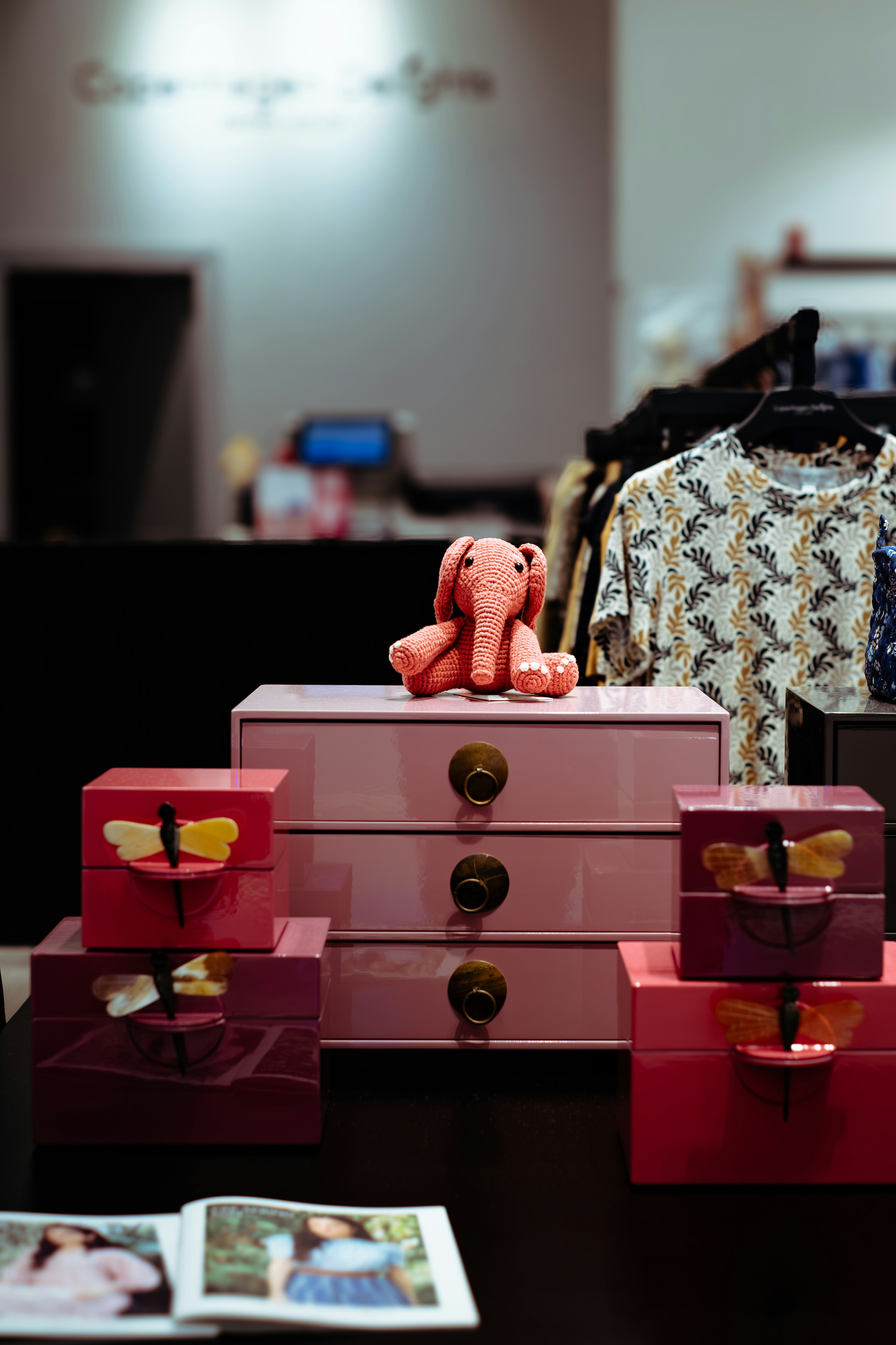 una cómoda rosa con un osito de peluche en la parte superior