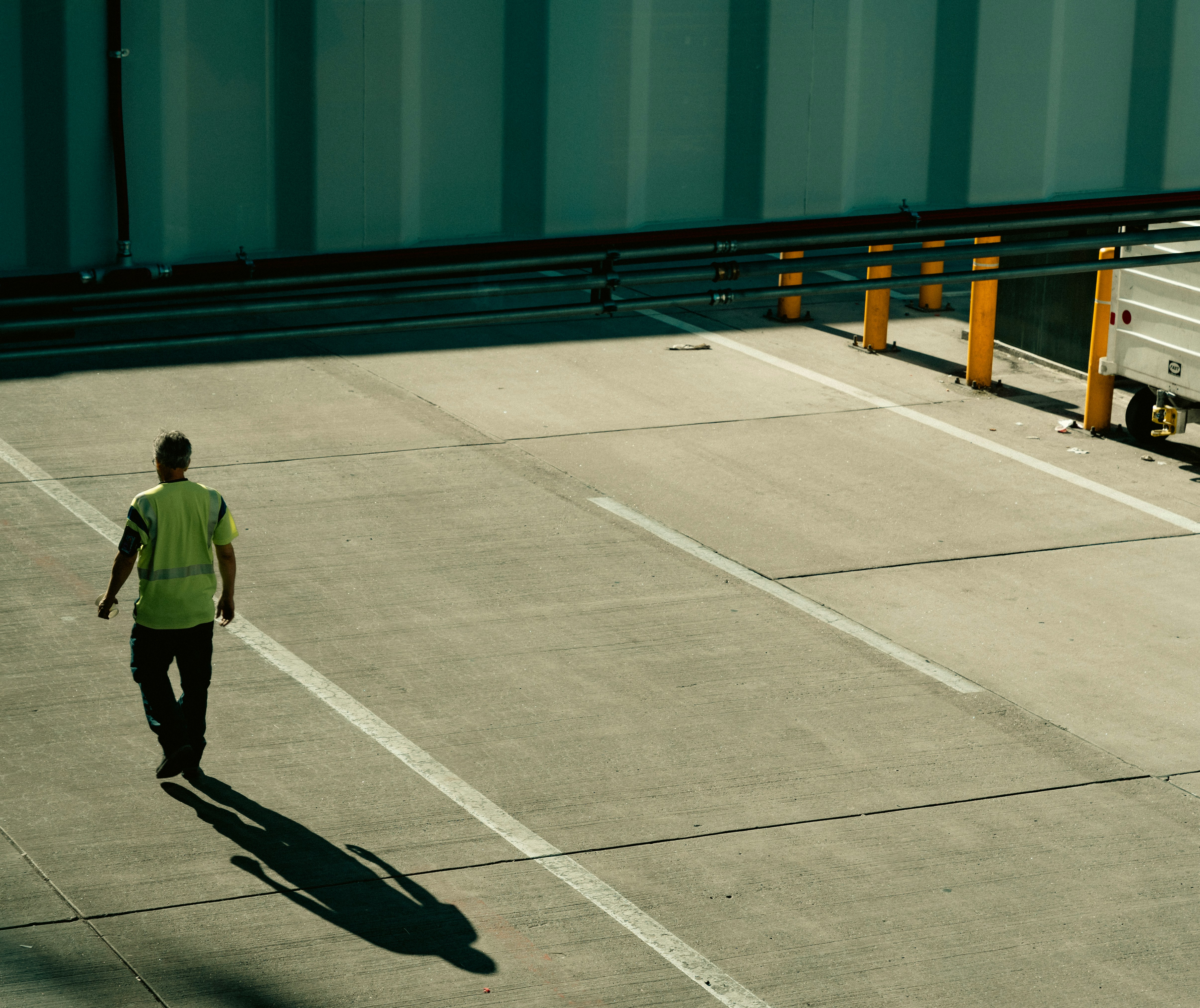 Un hombre con una camisa verde camina por la calle foto – Imagen de ...