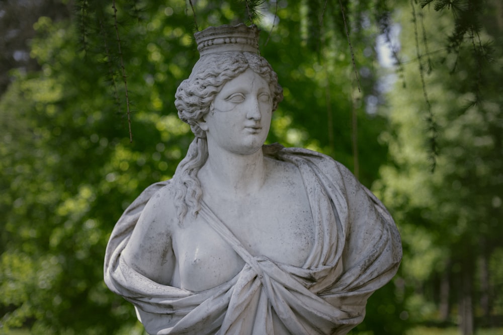 eine Statue einer Frau mit einer Krone auf dem Kopf