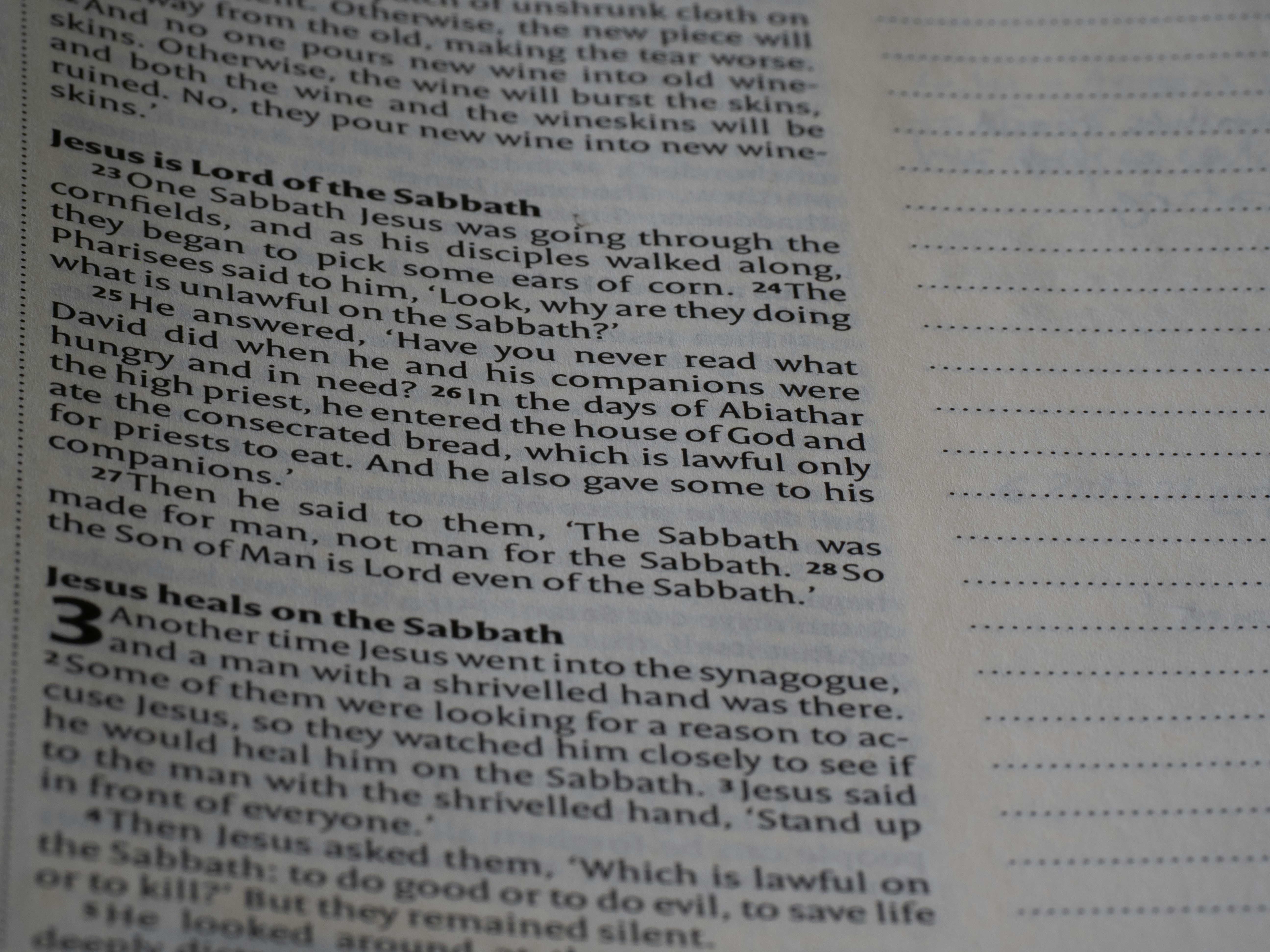 Cuaderno con apuntes y estadísticas de partidos antes de apostar