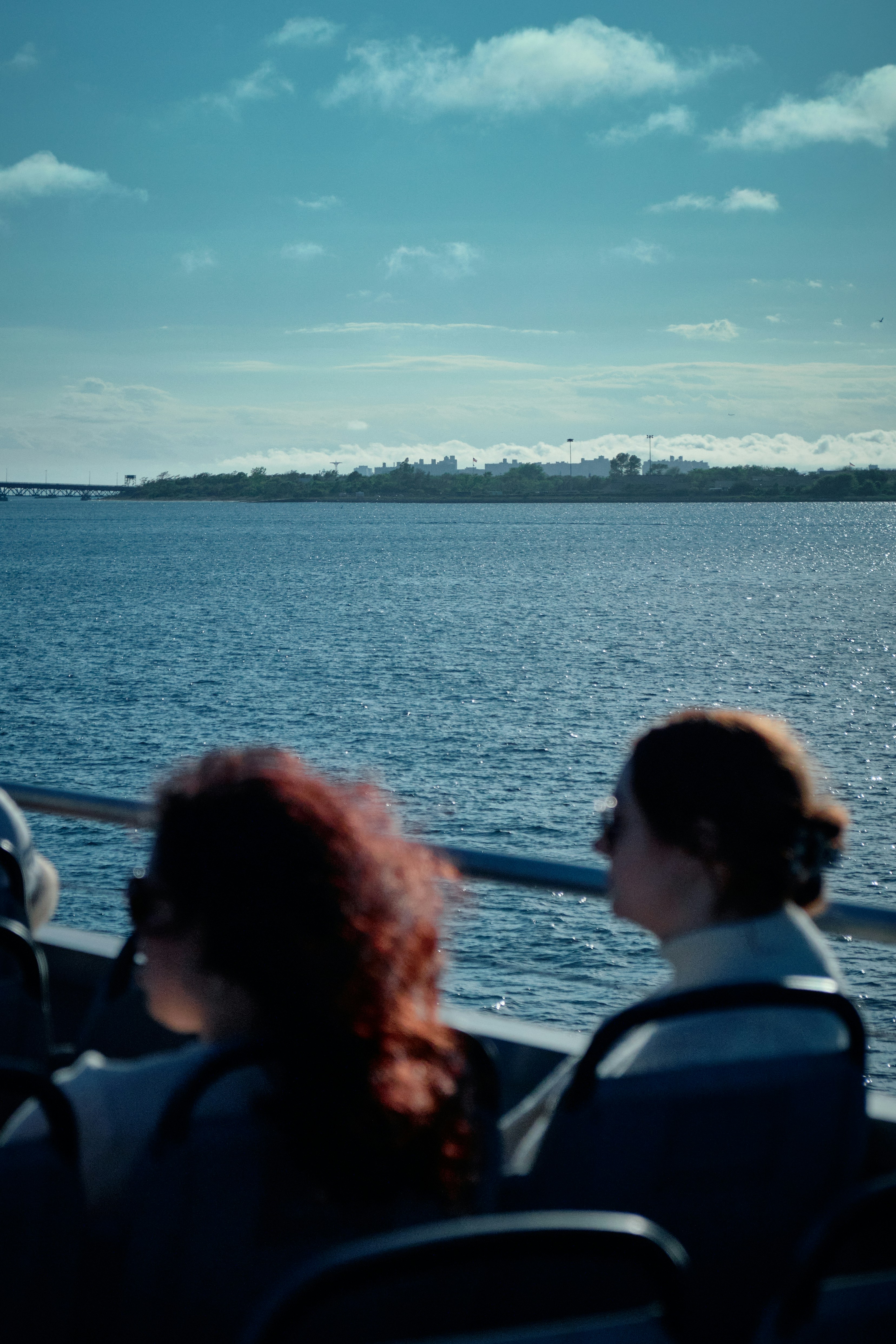 Dos personas sentadas en un barco mirando el agua