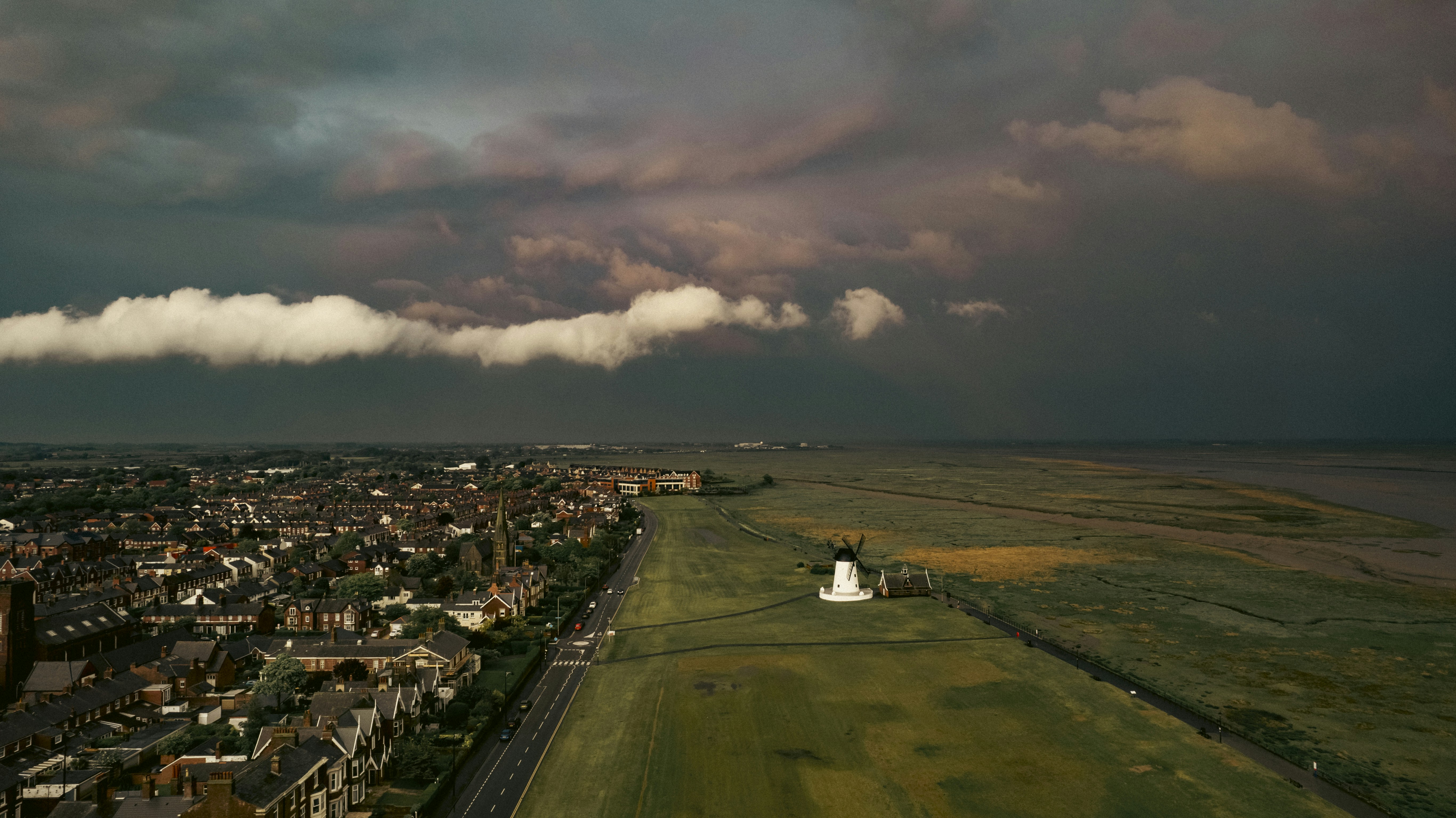 Eine Luftaufnahme einer Stadt mit vielen Wolken am Himmel