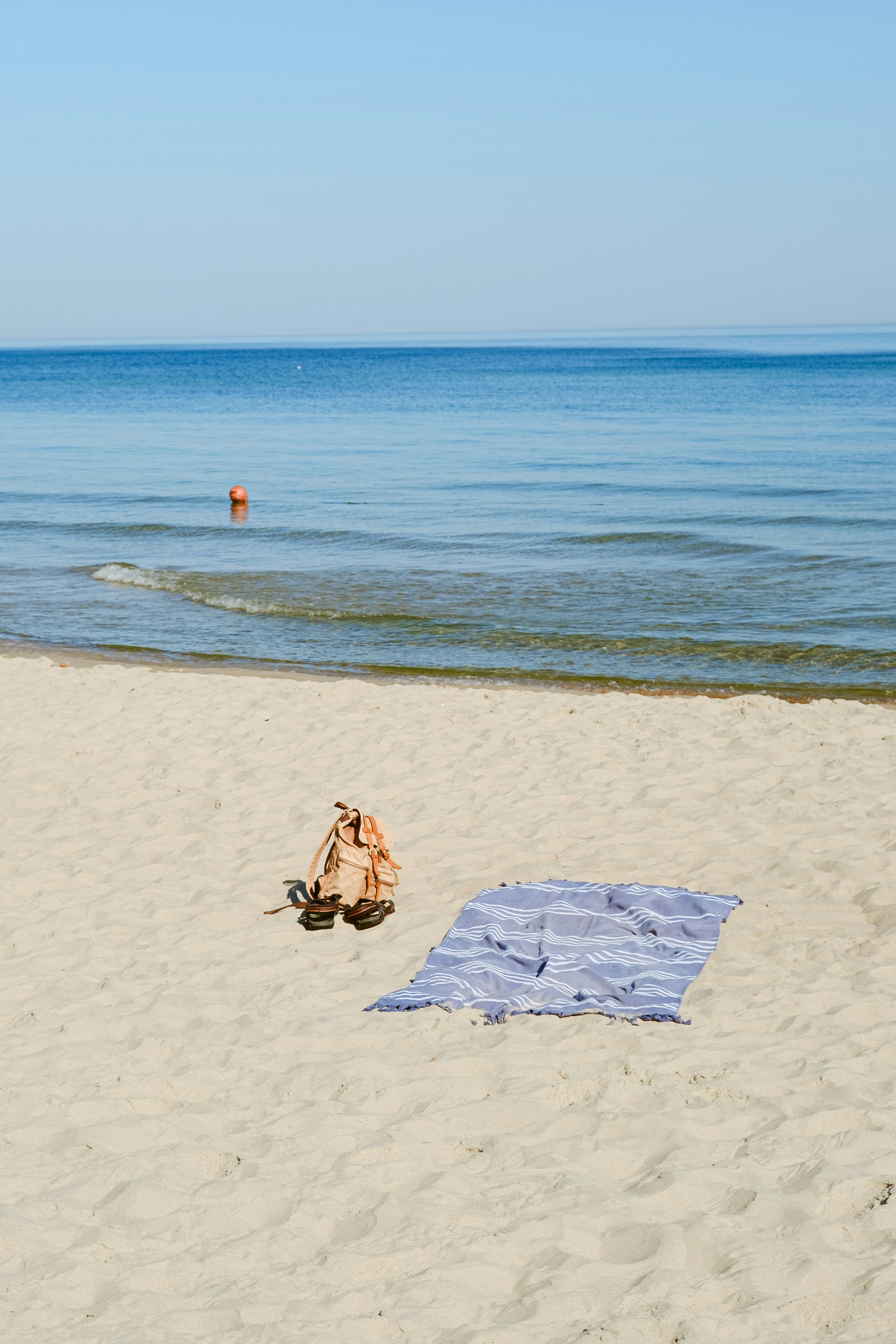 une personne allongée sur une serviette sur une plage