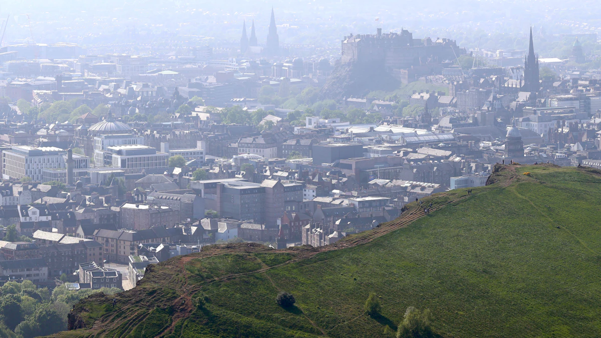 Uitzicht over de daken en torens van Edinburgh vanaf een heuvel