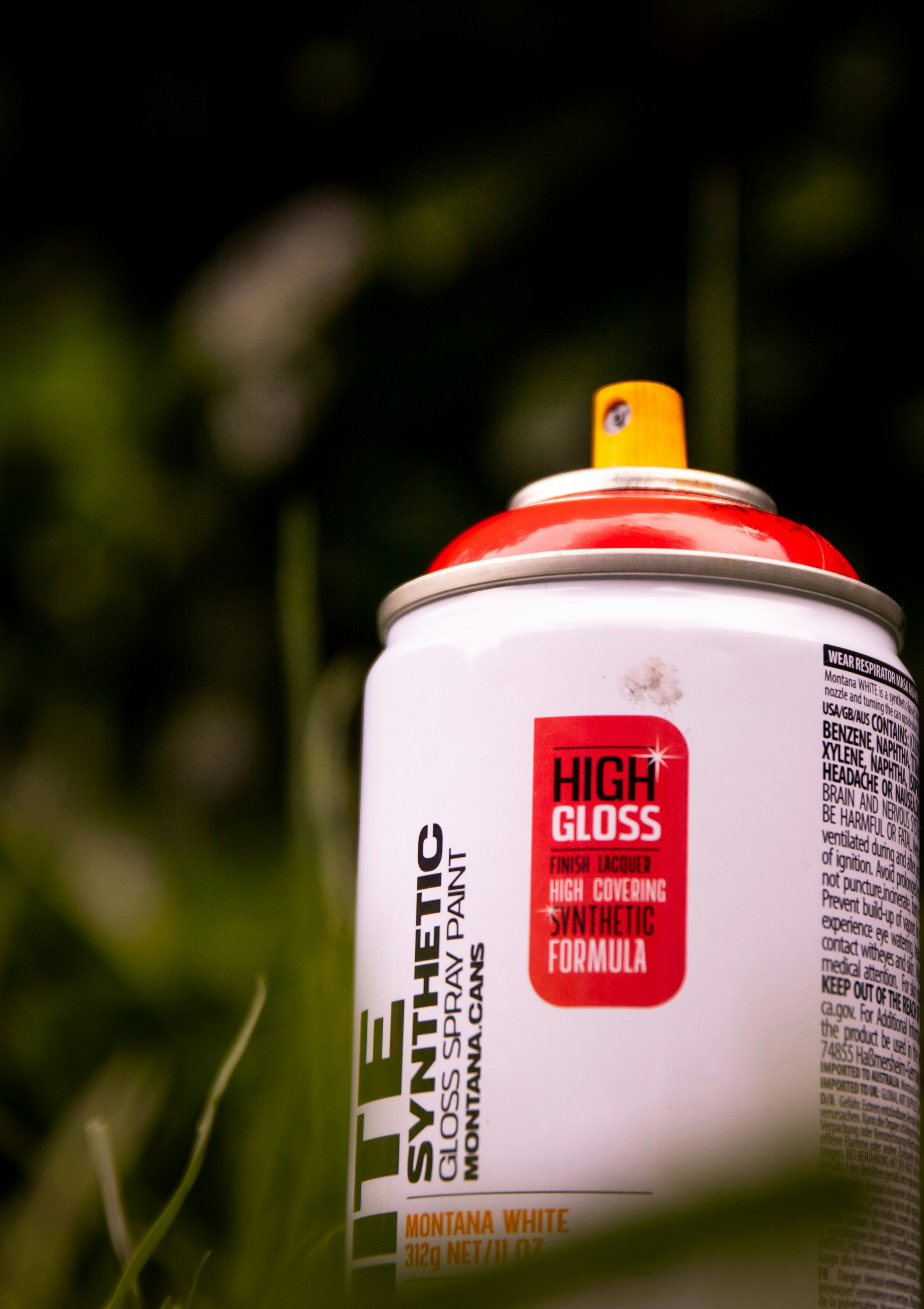 uma lata de alto brilho fica na grama