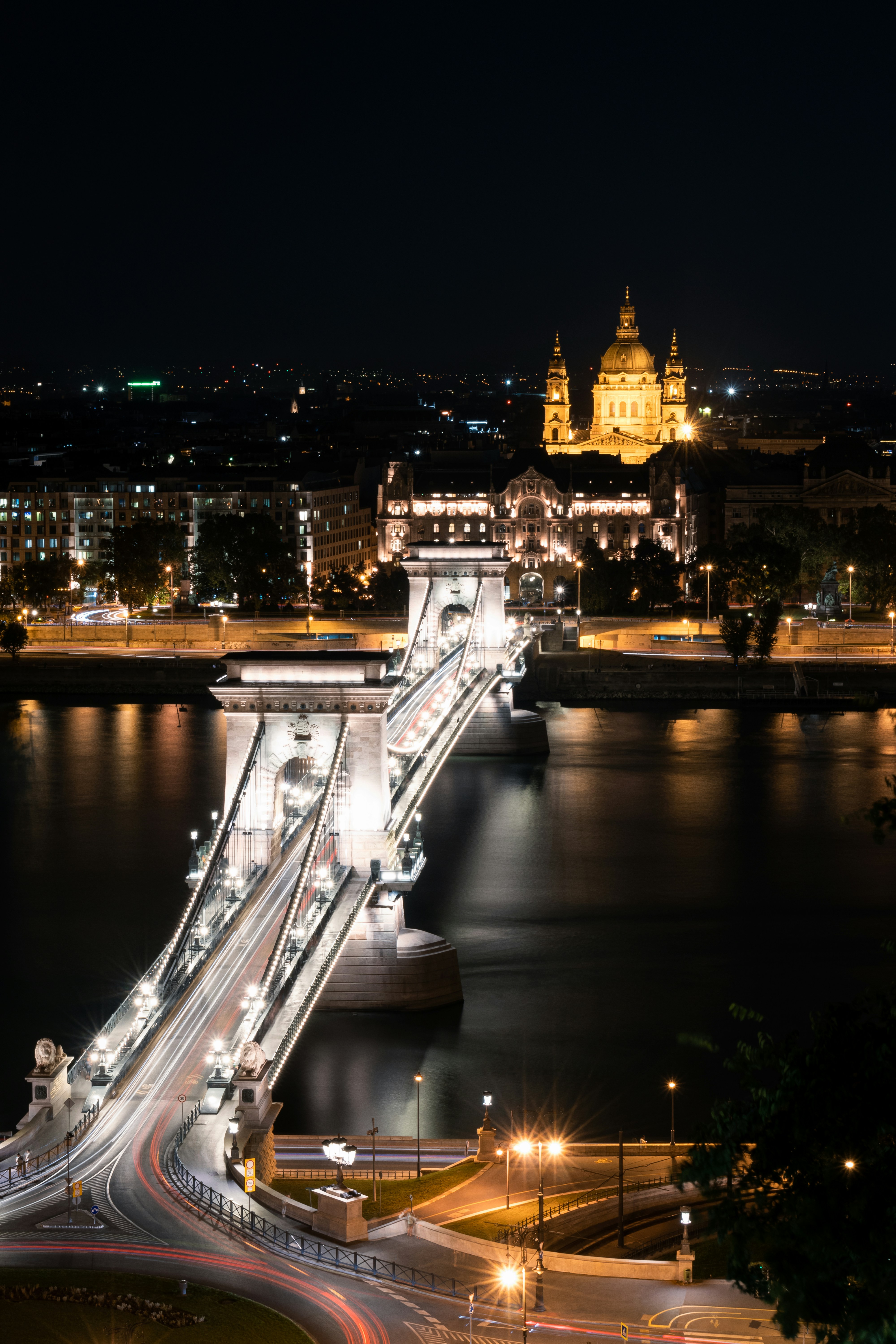 Uma vista noturna de uma ponte sobre um rio foto – Imagem grátis sobre  Cidade na Unsplash, image size:3000x4500