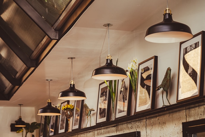 a bunch of lights hanging from a ceiling