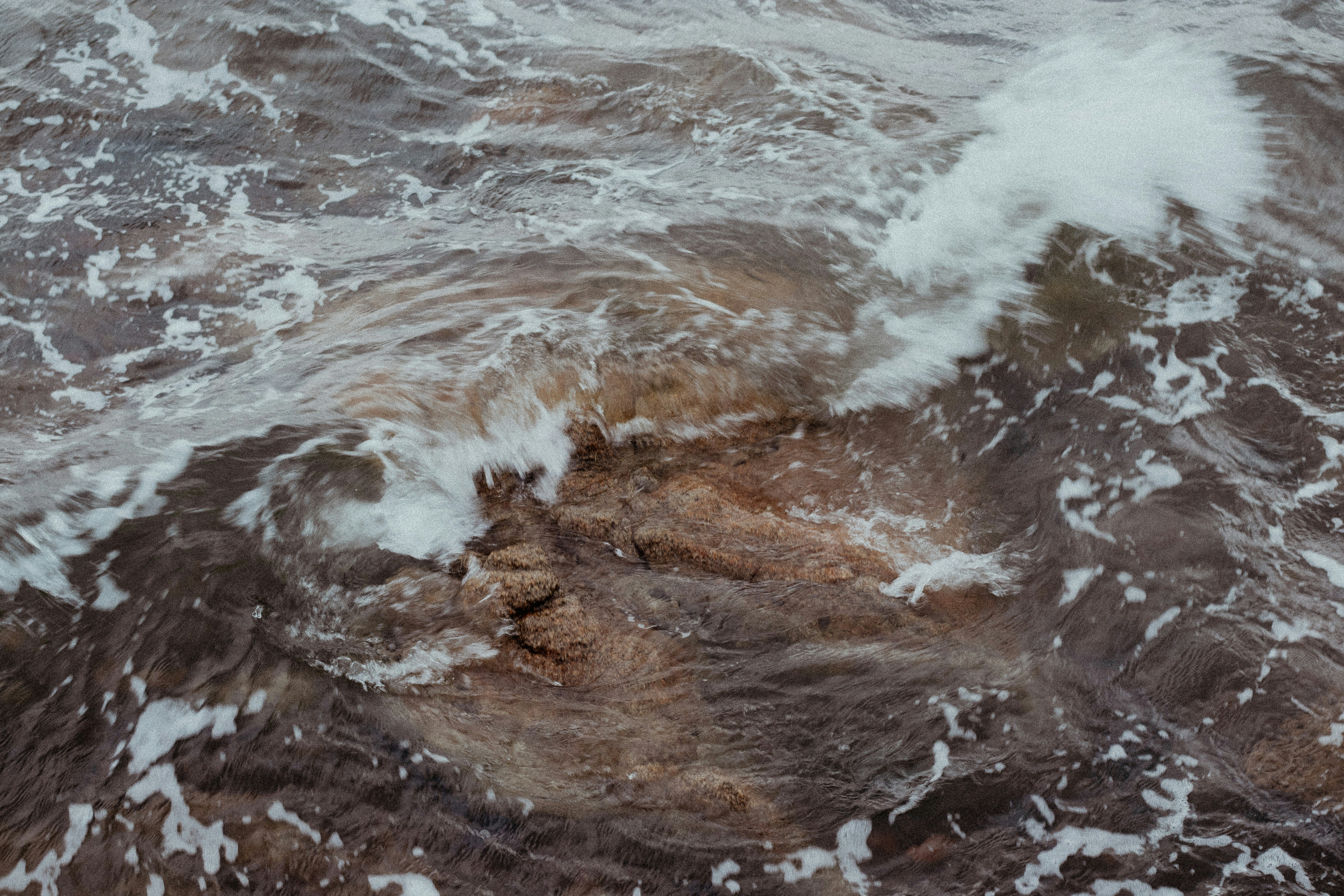 un grande specchio d'acqua circondato da rocce