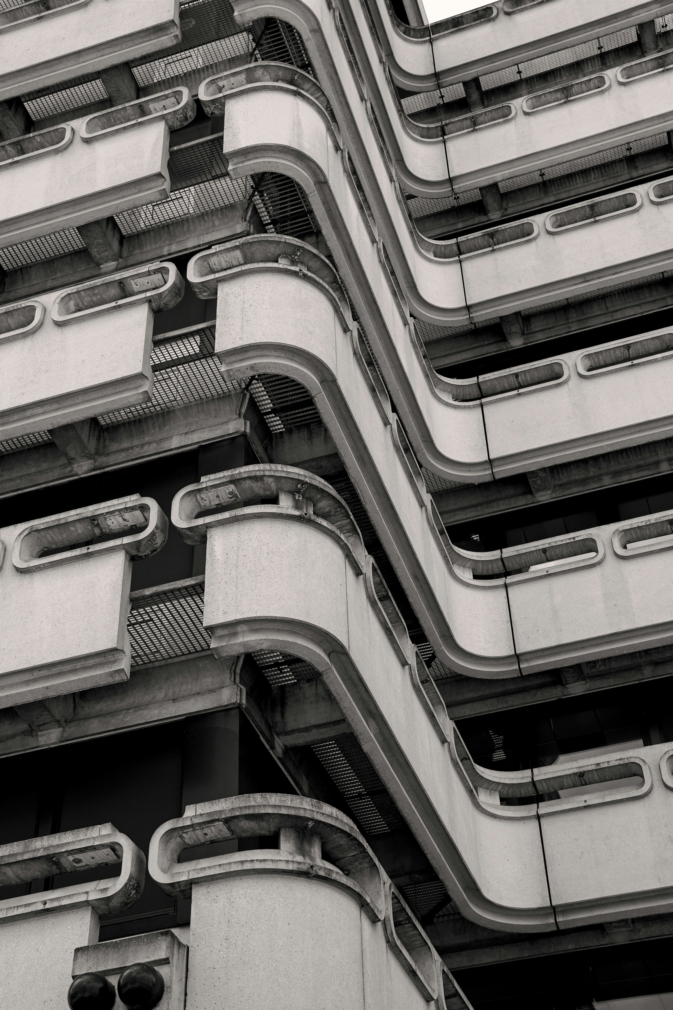 Una foto en blanco y negro de un edificio alto