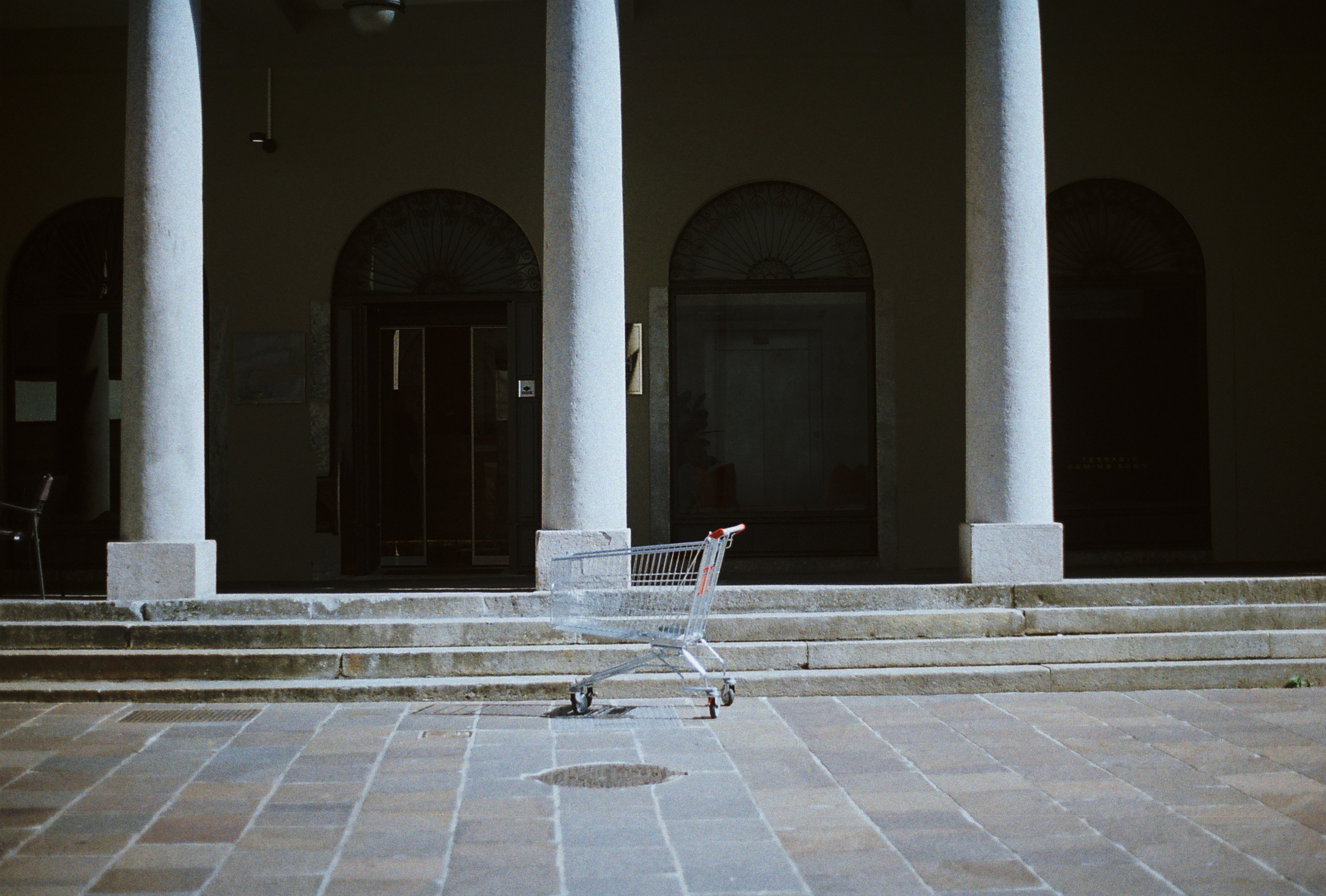 a shopping cart sitting in front of a building