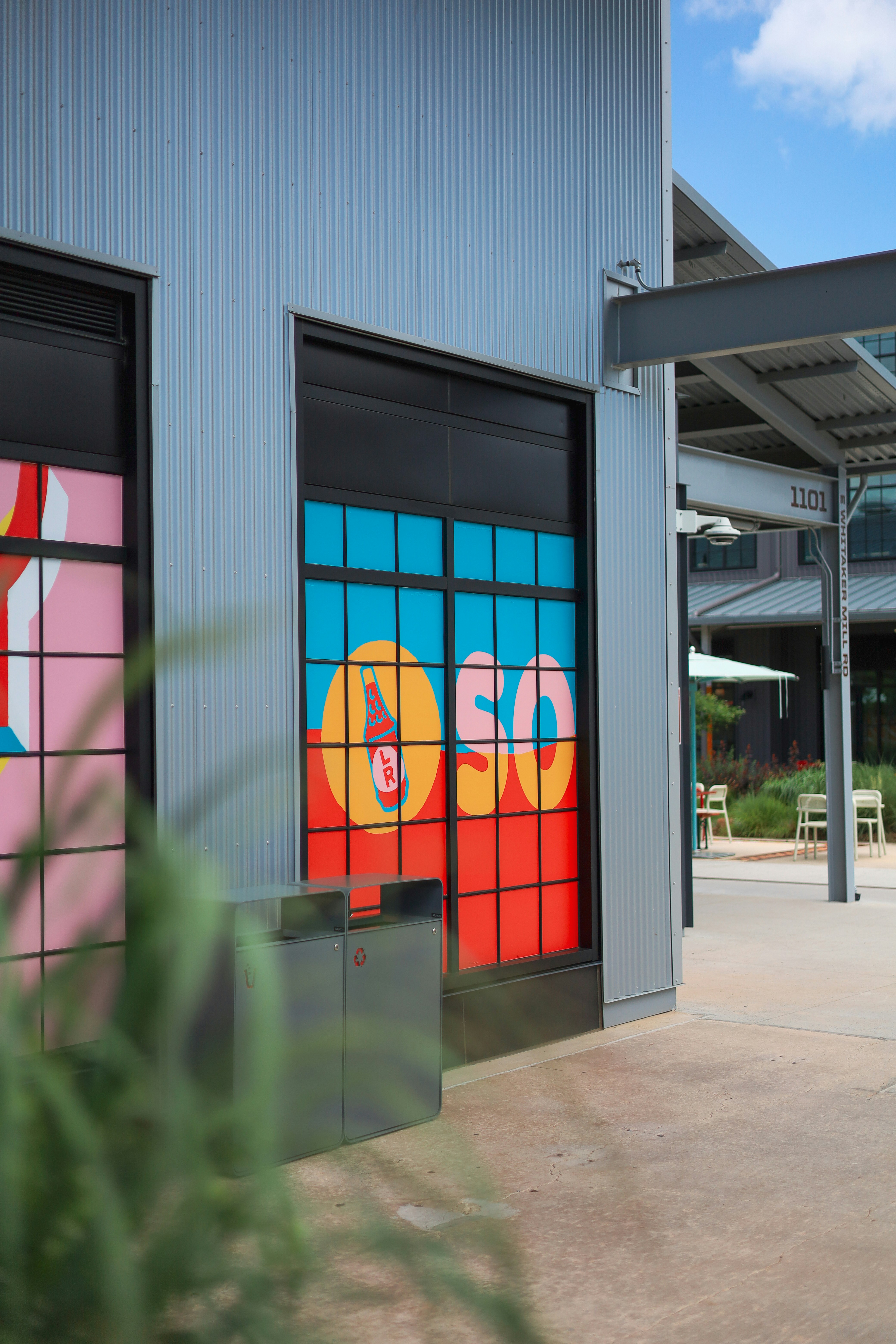 um prédio que tem um monte de janelas