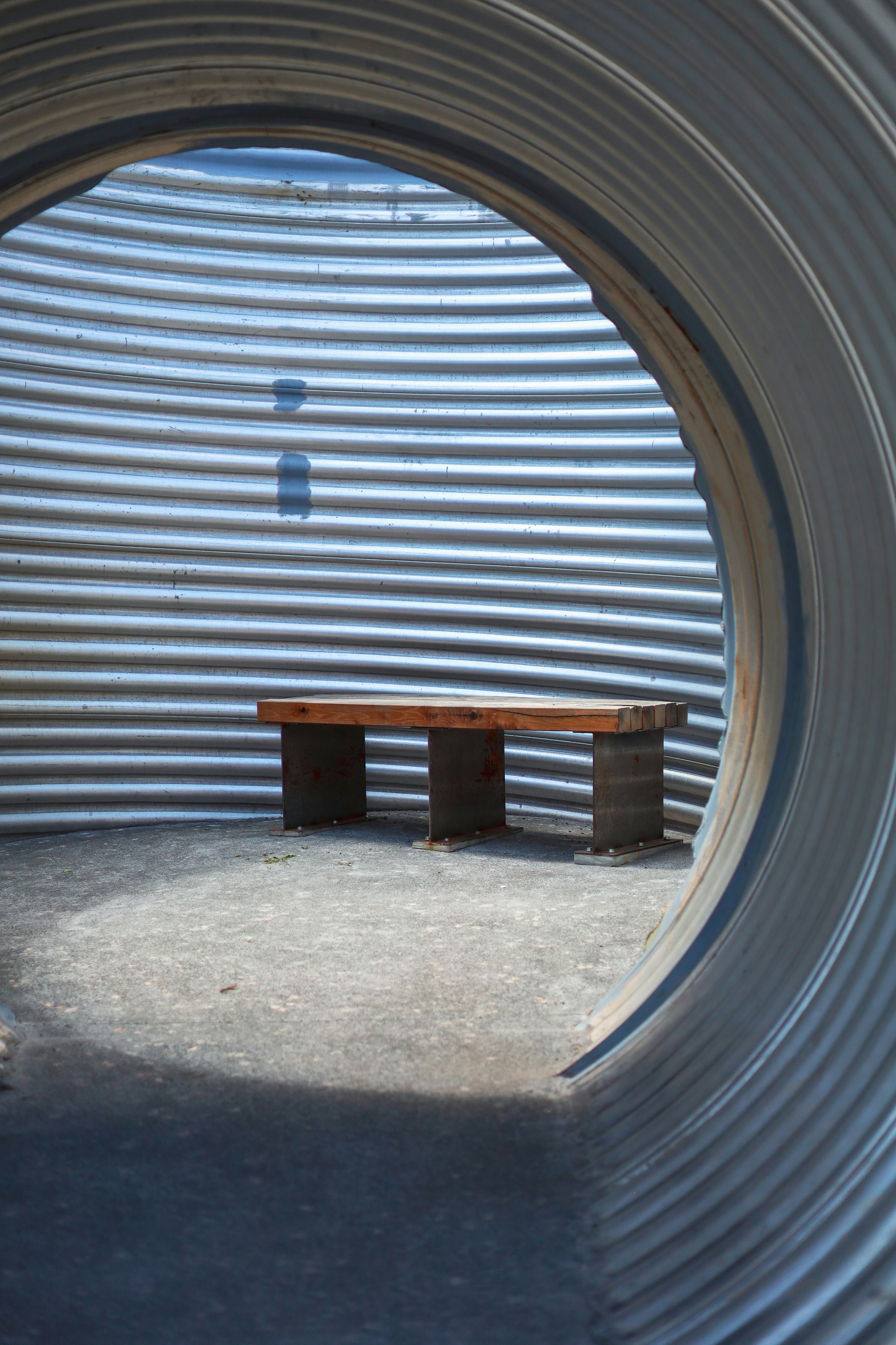 um banco sentado no meio de um túnel