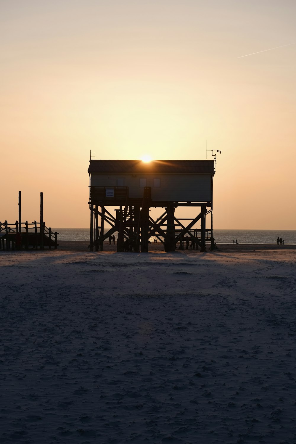 Ein Rettungsschwimmerturm am Strand bei Sonnenuntergang