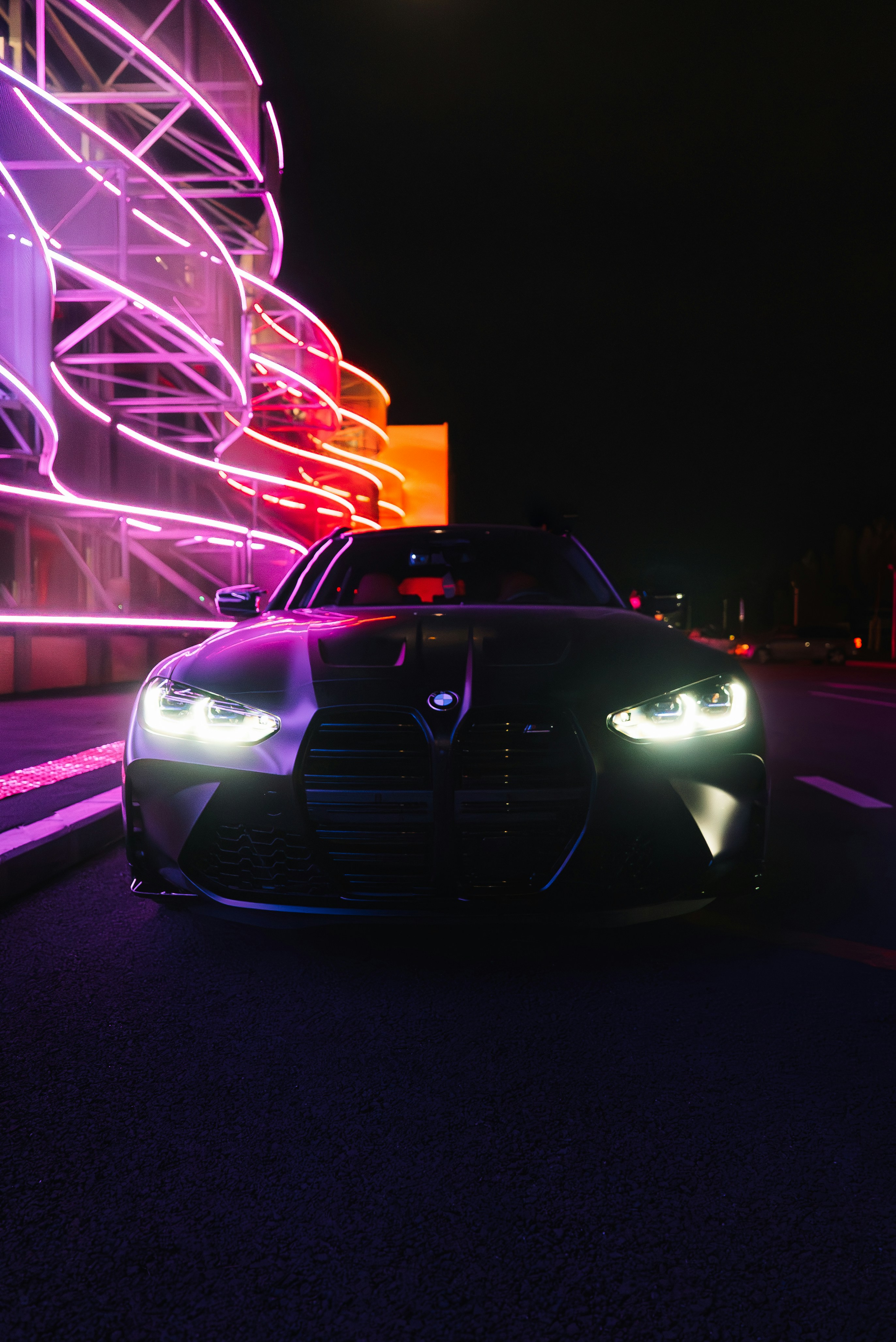 A car driving down a street at night photo – Free Car Image on Unsplash