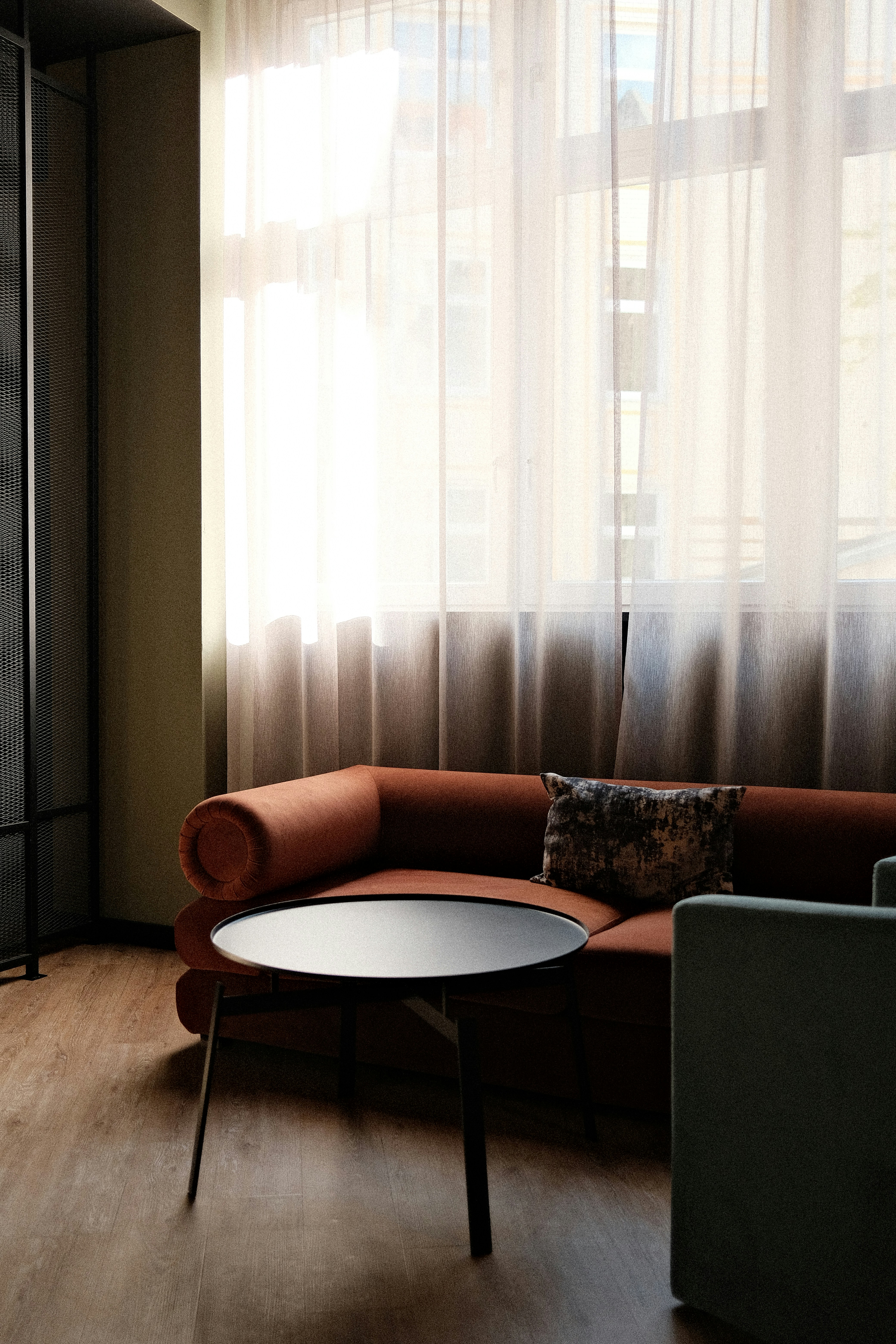 ein Wohnzimmer mit einer Couch und einem Tisch