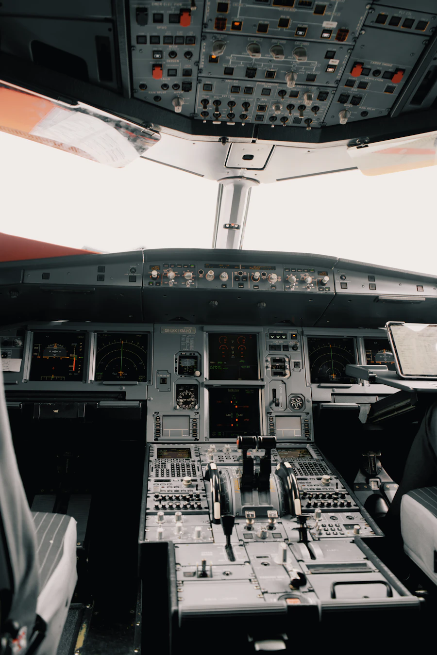 Pilotes au travail dans le cockpit, check-list en main — illustration générique