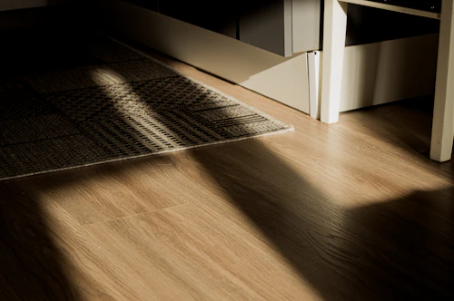 Piso de madera terminado en el interior de una casa