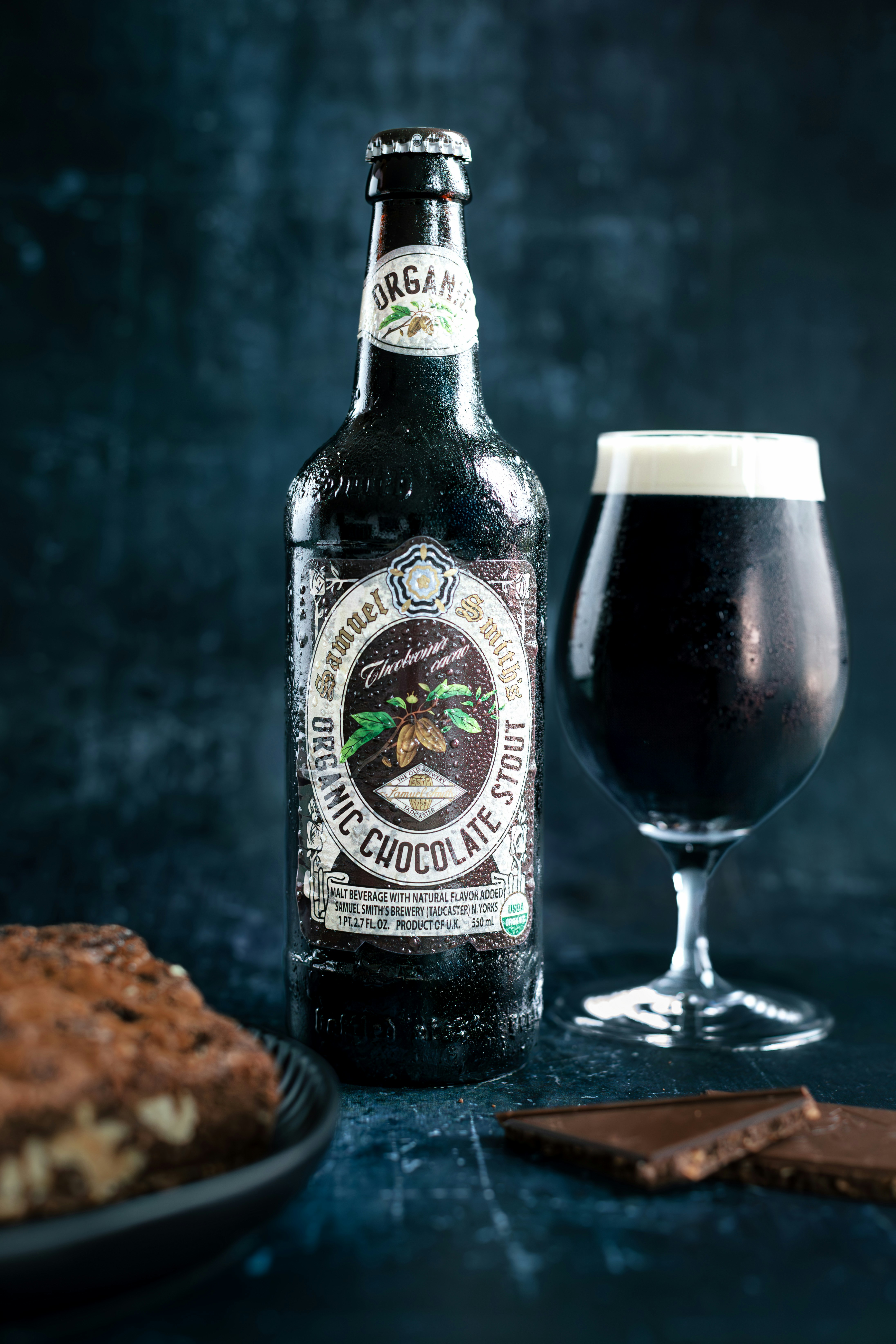um copo de cerveja ao lado de uma garrafa de chocolate