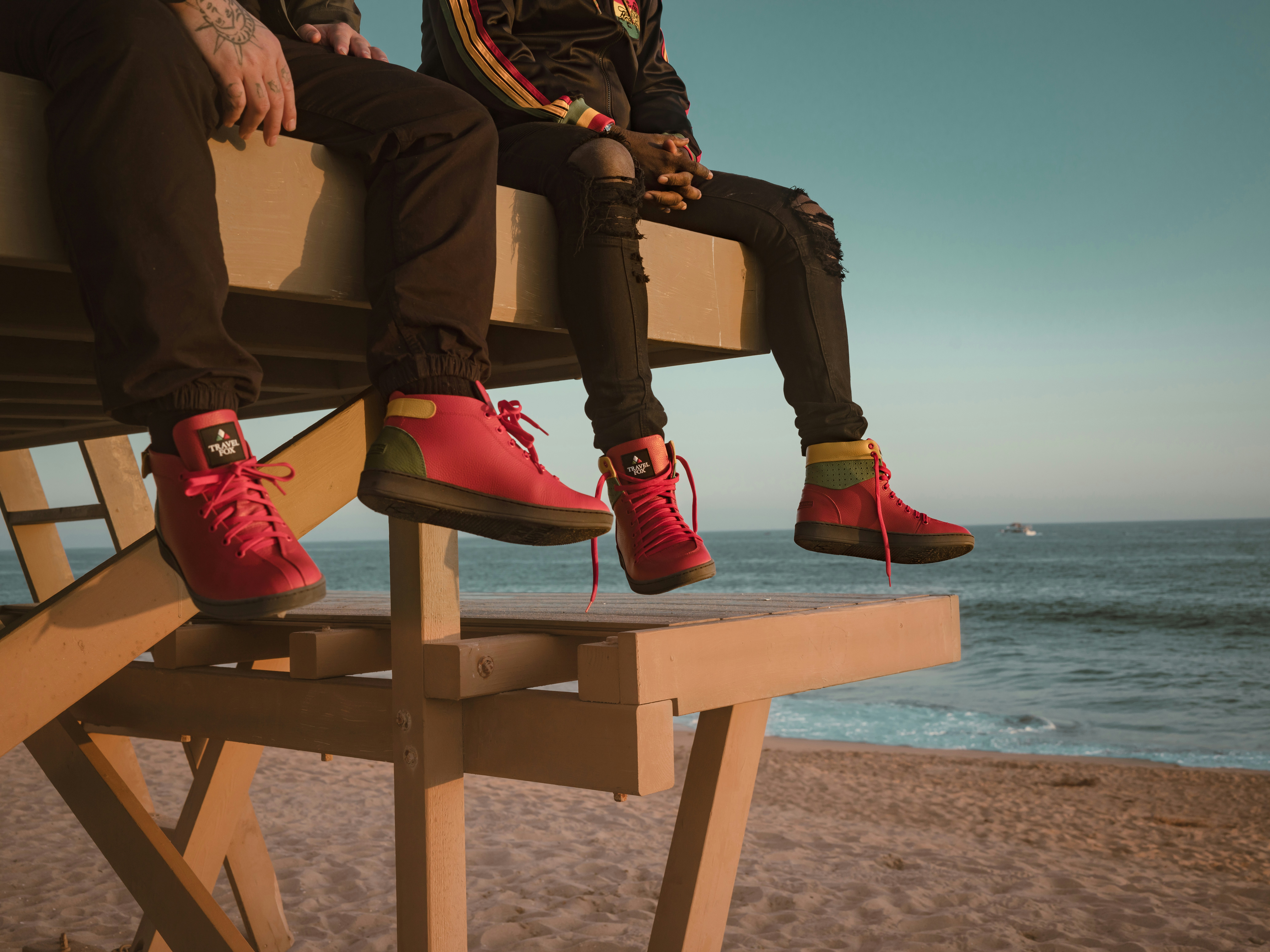due persone sedute su una panchina sulla spiaggia