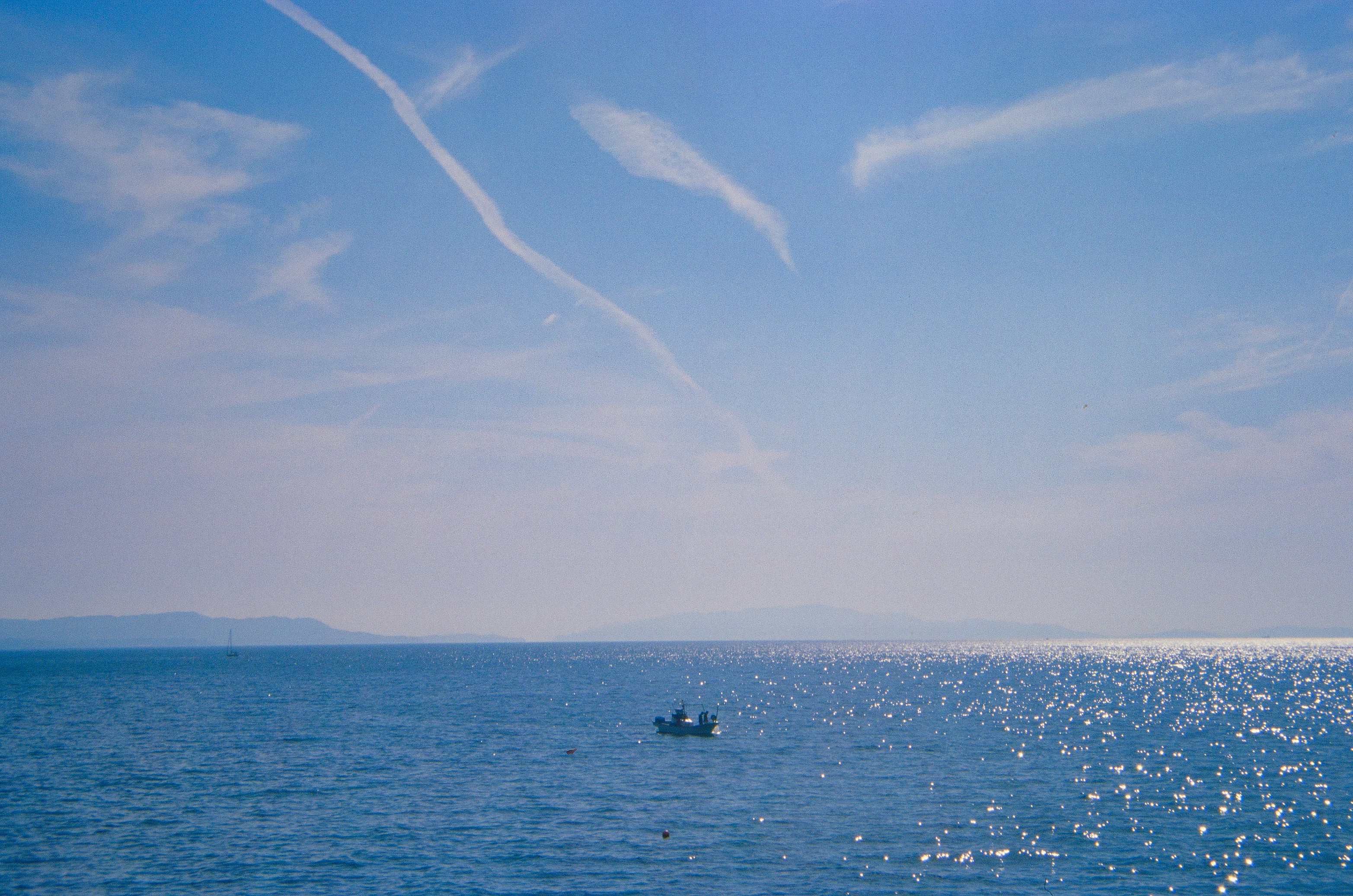 A small boat floating on top of a large body of water photo – Free ...