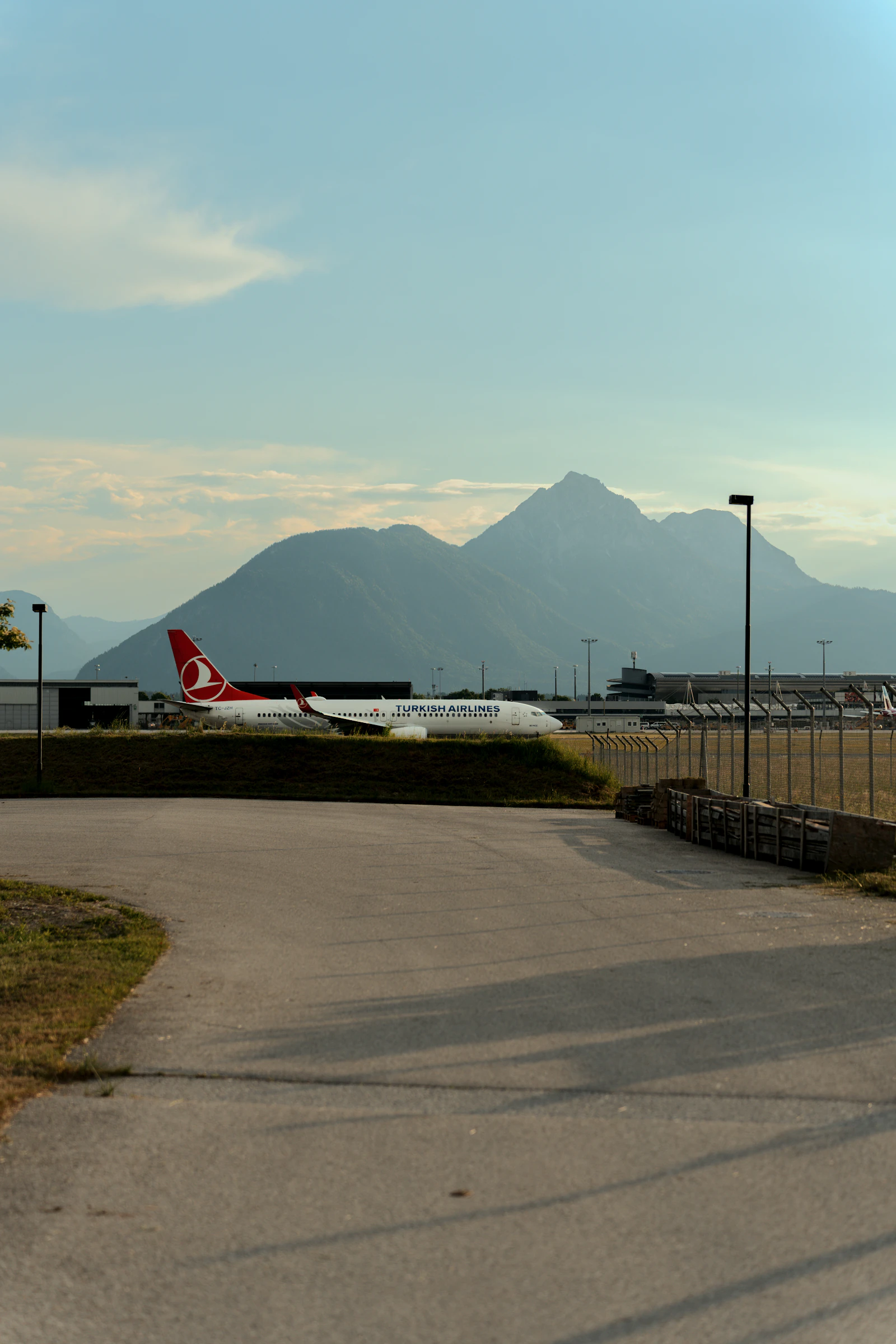 Flugzeug auf dem Vorfeld vor Bergkulisse