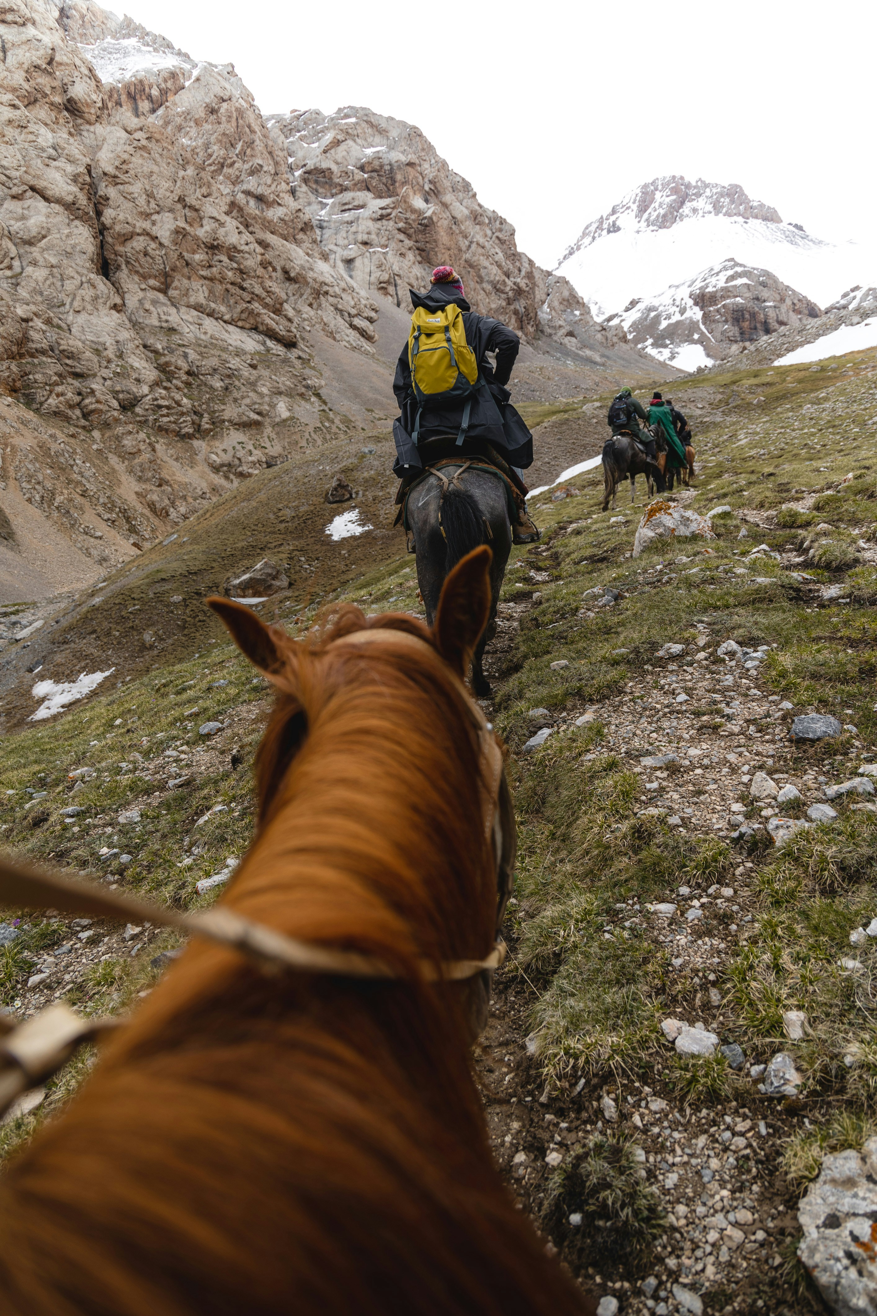 Eine Gruppe von Menschen, die einen Berg hinunterreiten