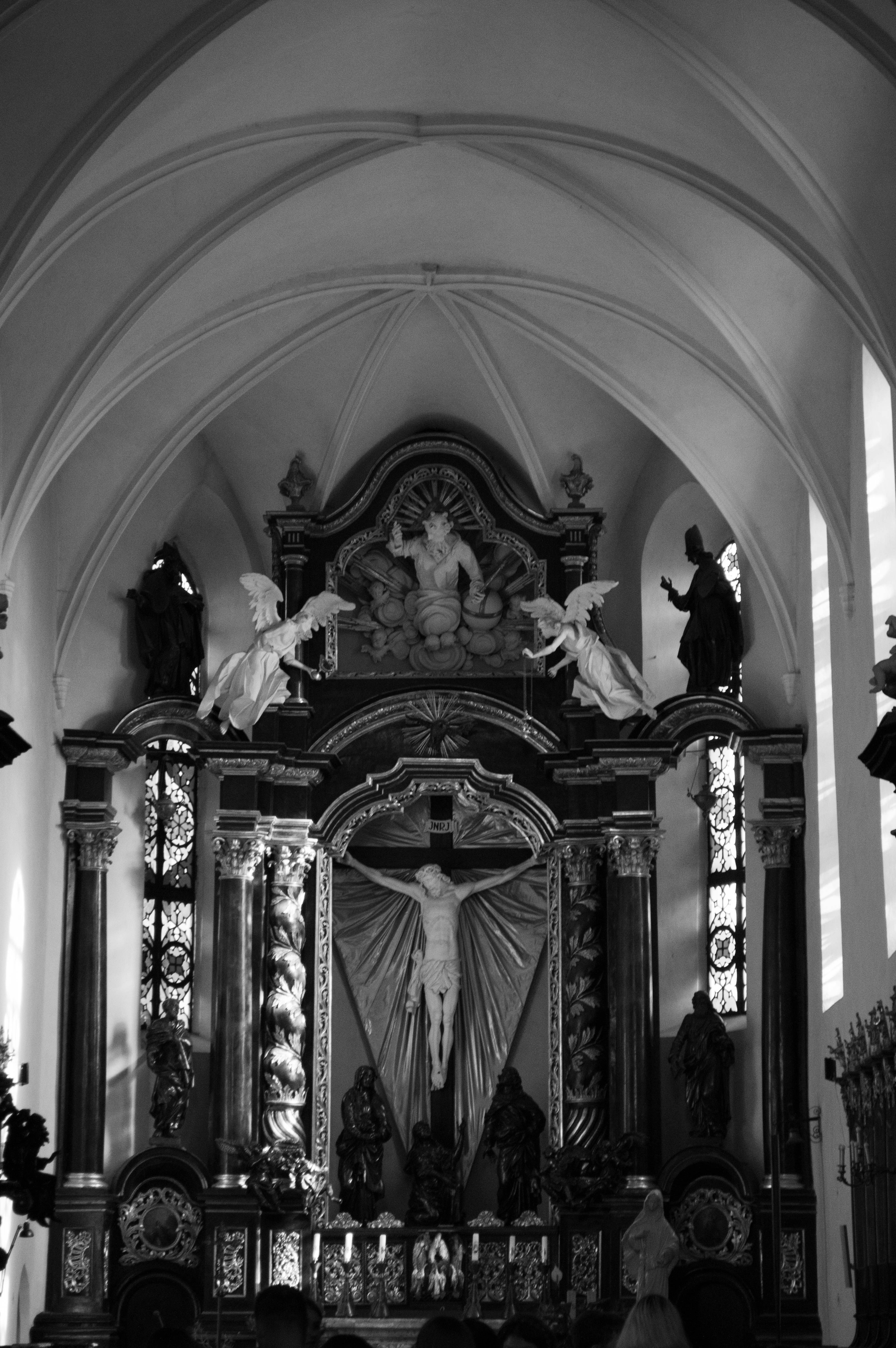 ein Schwarz-Weiß-Foto einer Kirche